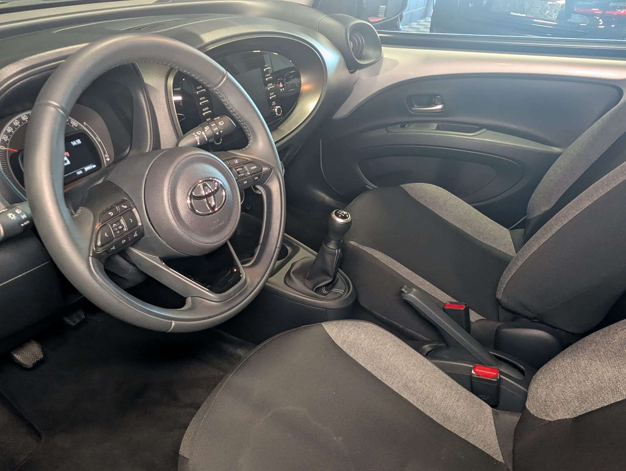 Toyota Aygo X 1.0 VVT-i Play — CarPlay — Caméra — Clim auto