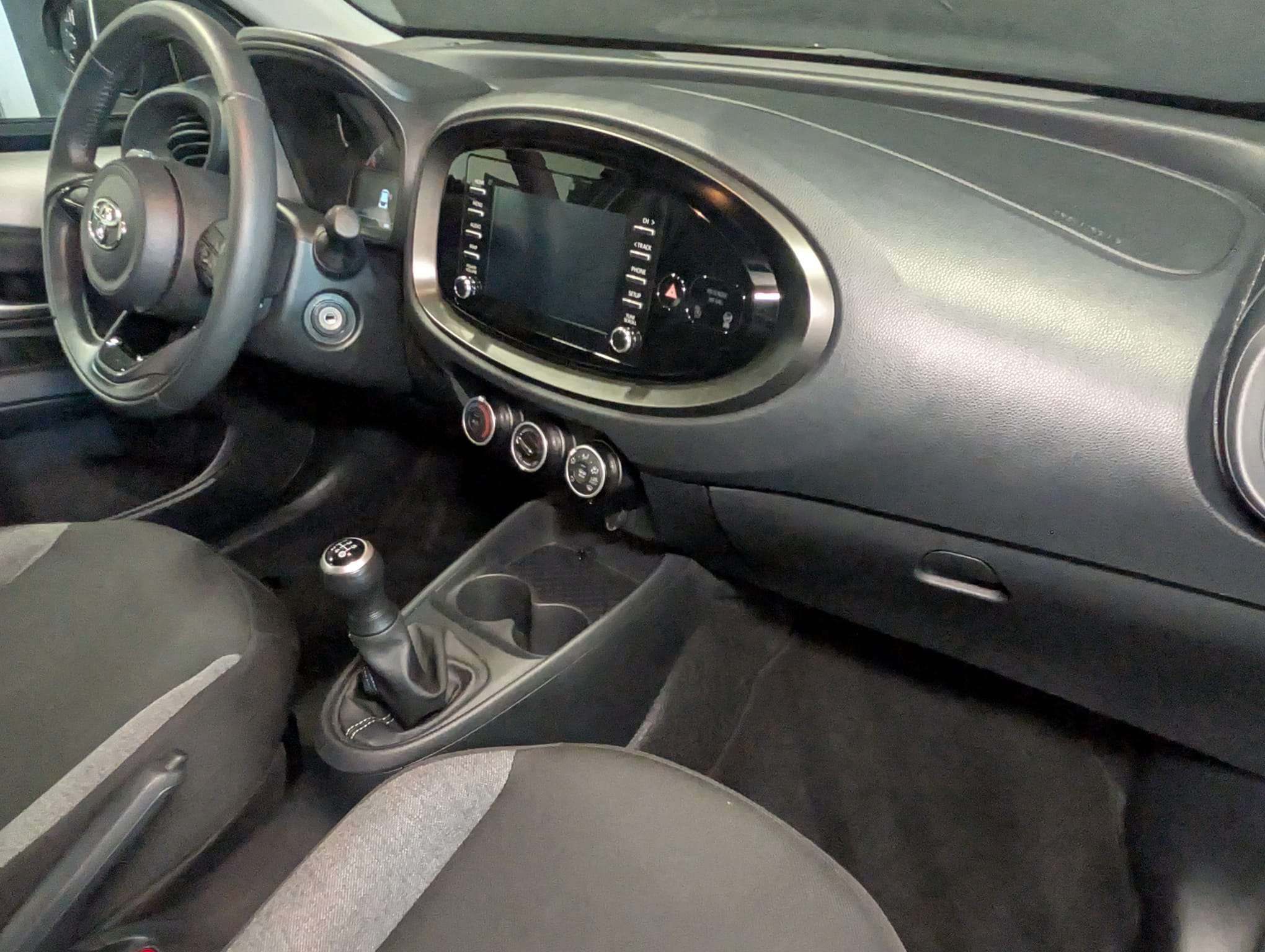 Toyota Aygo X 1.0 VVT-i Play — CarPlay — Caméra — Clim auto