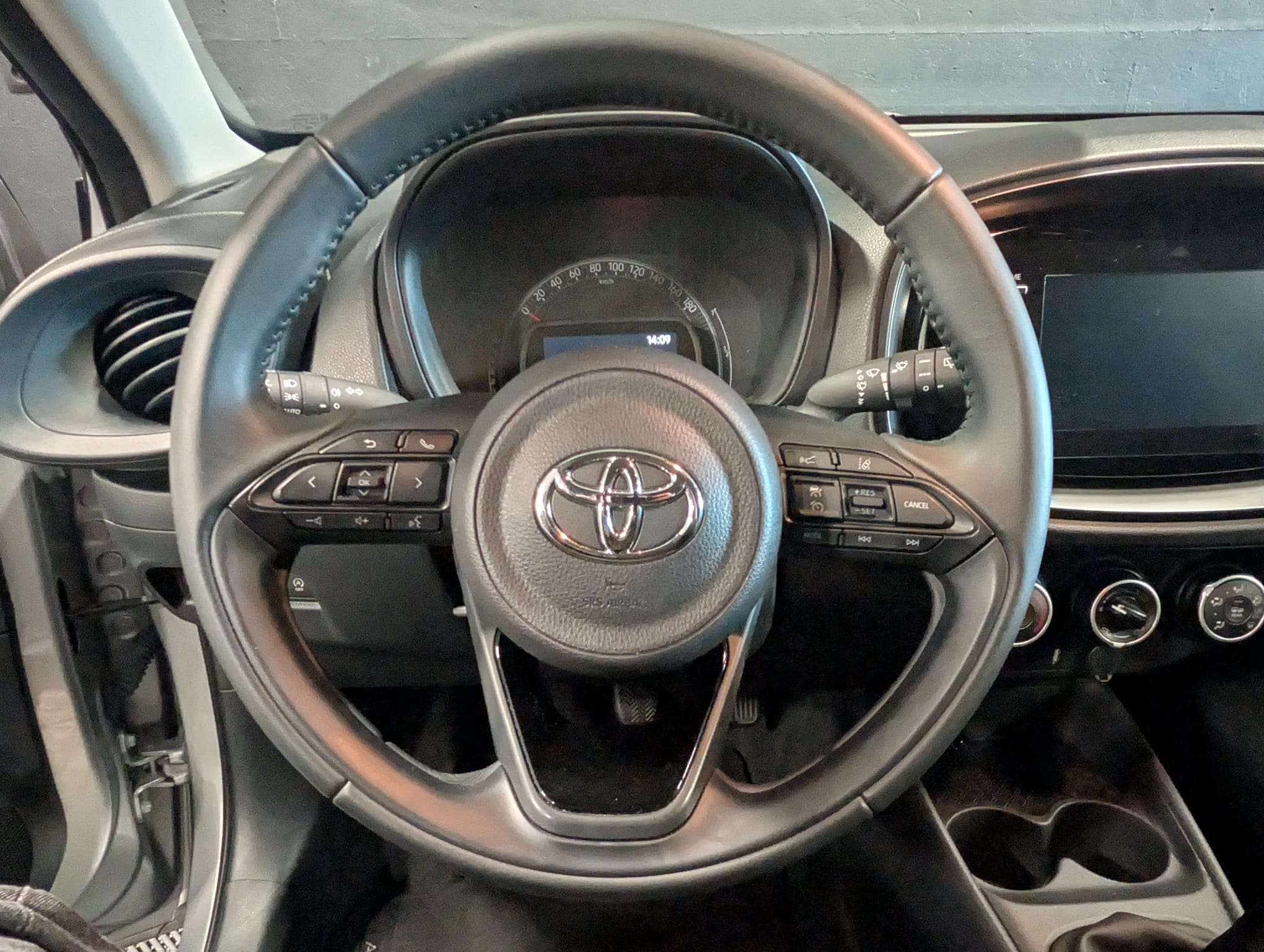 Toyota Aygo X 1.0 VVT-i Play — CarPlay — Caméra — Clim auto