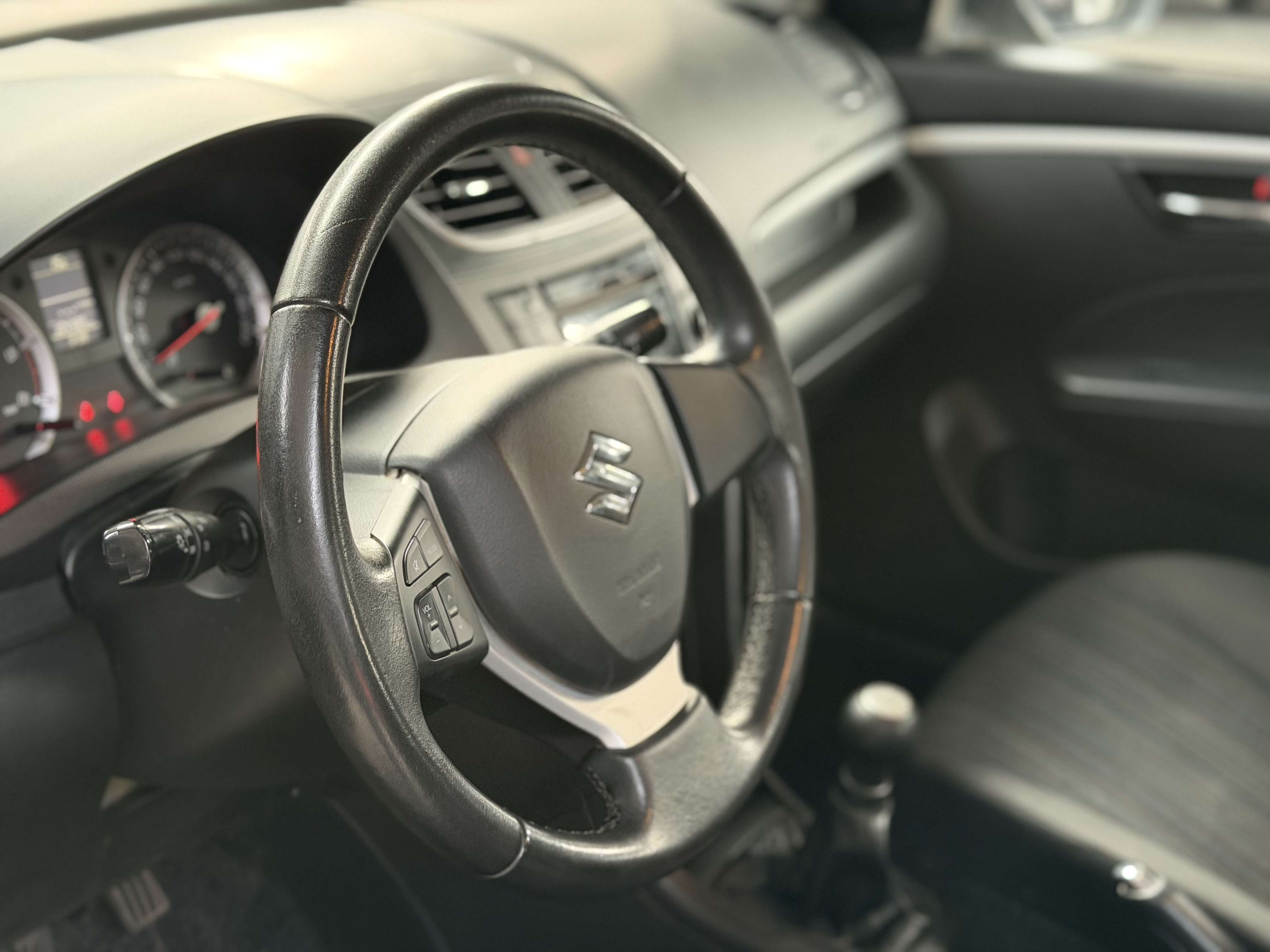 Suzuki Swift 1.3 D * GARANTIE 12 MOIS * CLIM * RADIO * USB