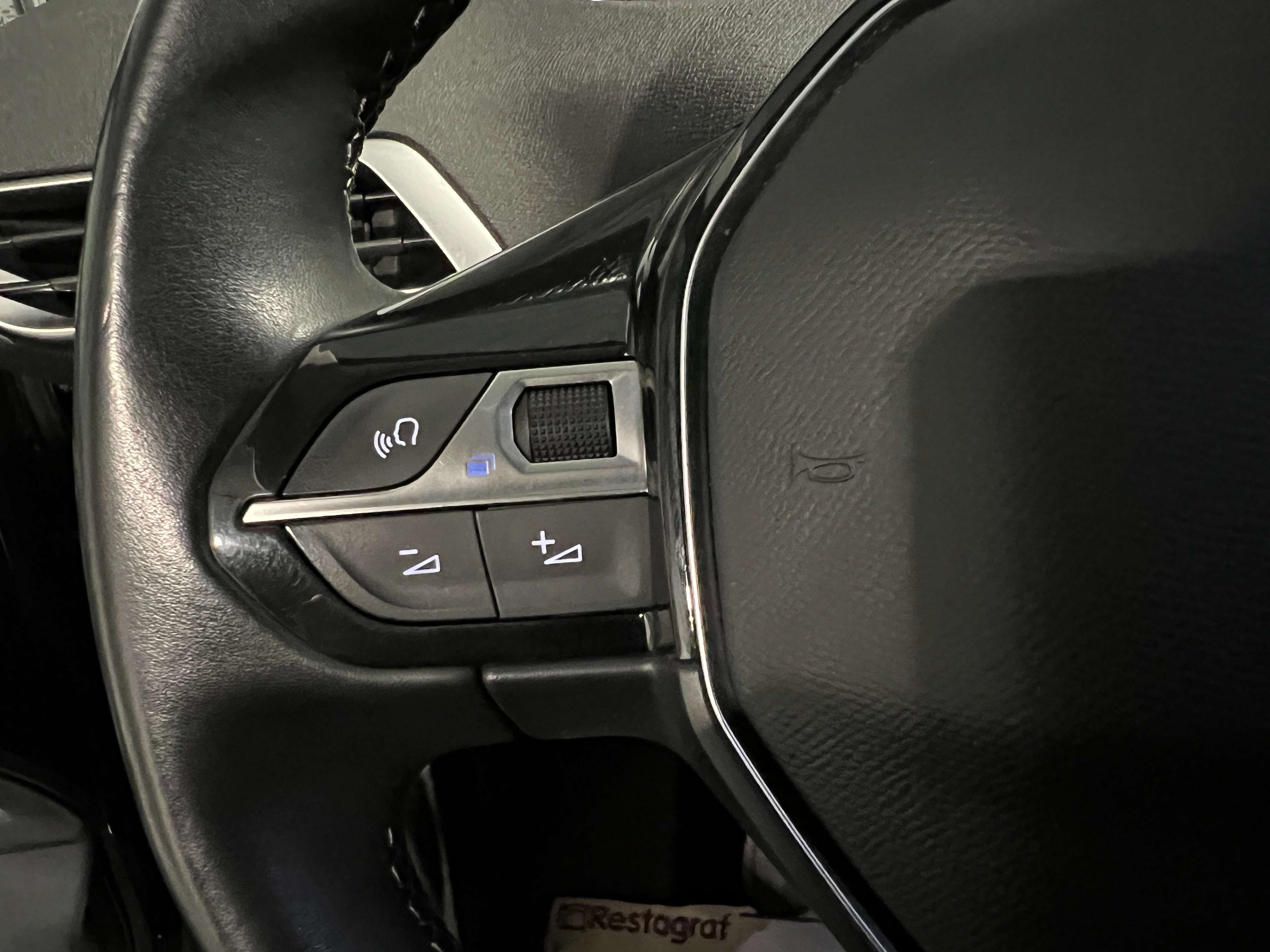 Peugeot 3008 1.2i Allure/GPS/FULL LED/ CARPLAY/PDC AV+ARR+CAM/