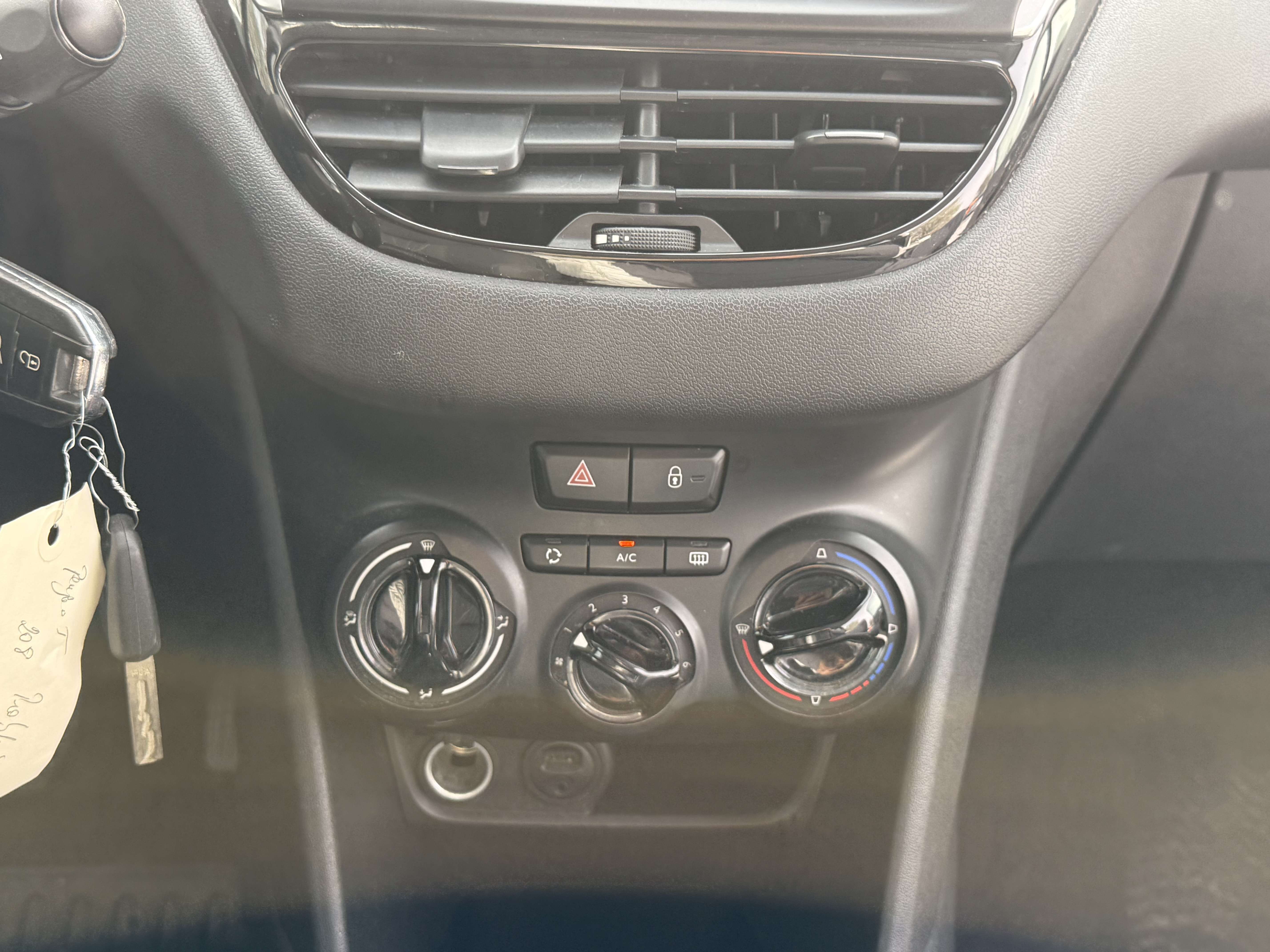 Peugeot 208 208 1.2i  - PRBLM MOTEUR - START