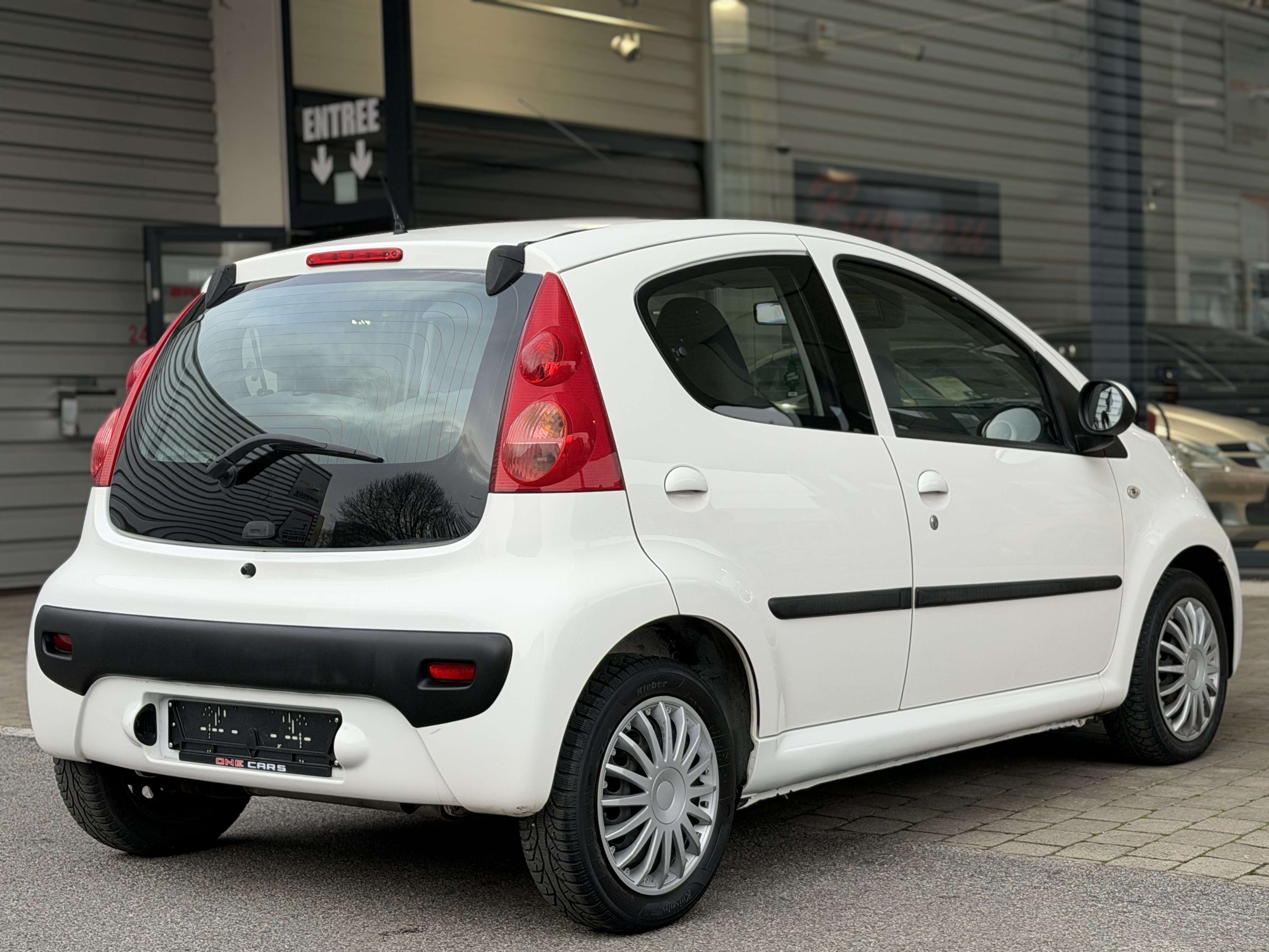 Peugeot 107 1.0i 50kw 68cv AUTOMATIQUE AIRCO-VE-VC-DA-GAR 1AN