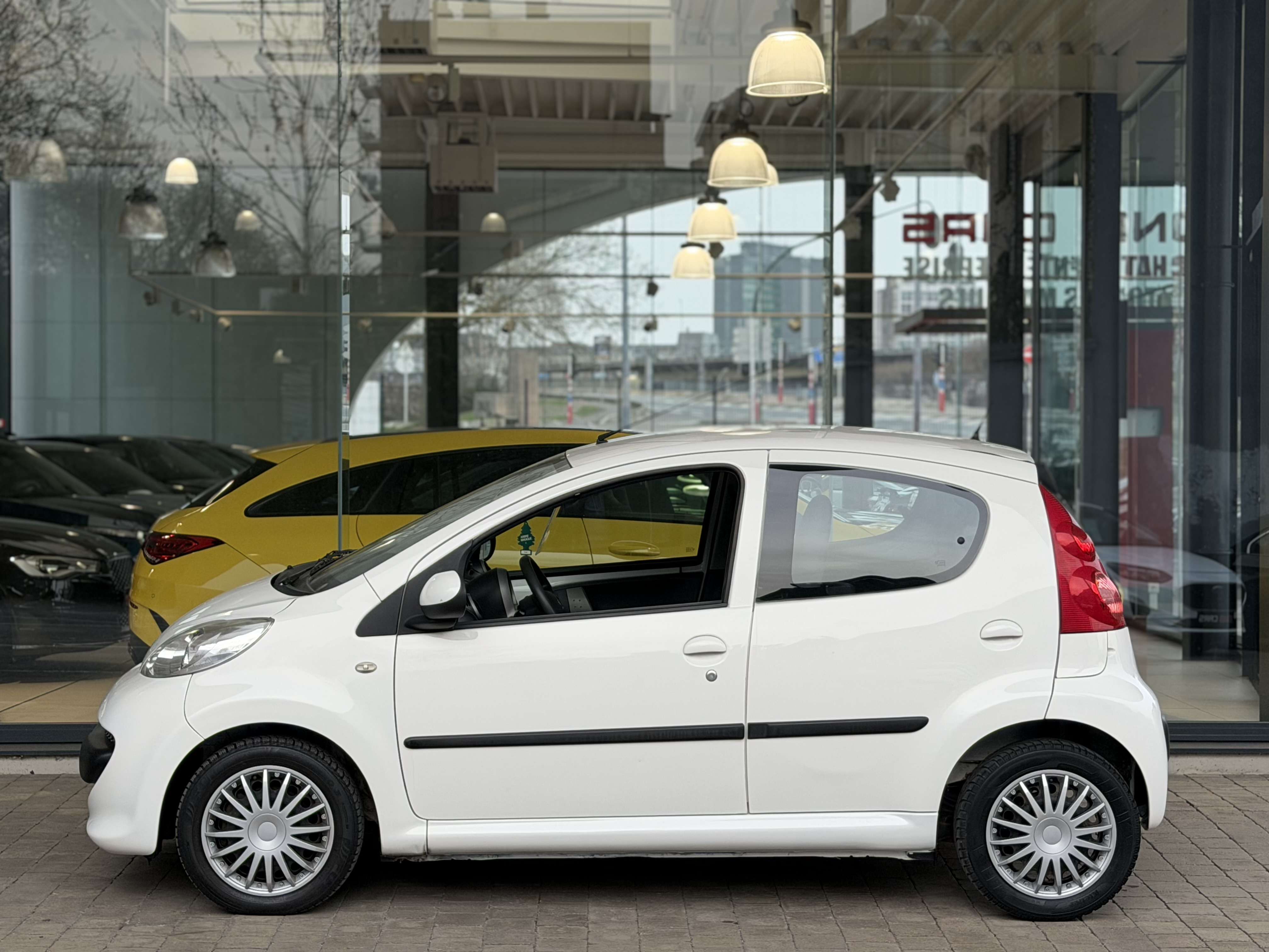 Peugeot 107 1.0i 50kw 68cv AUTOMATIQUE AIRCO-VE-VC-DA-GAR 1AN