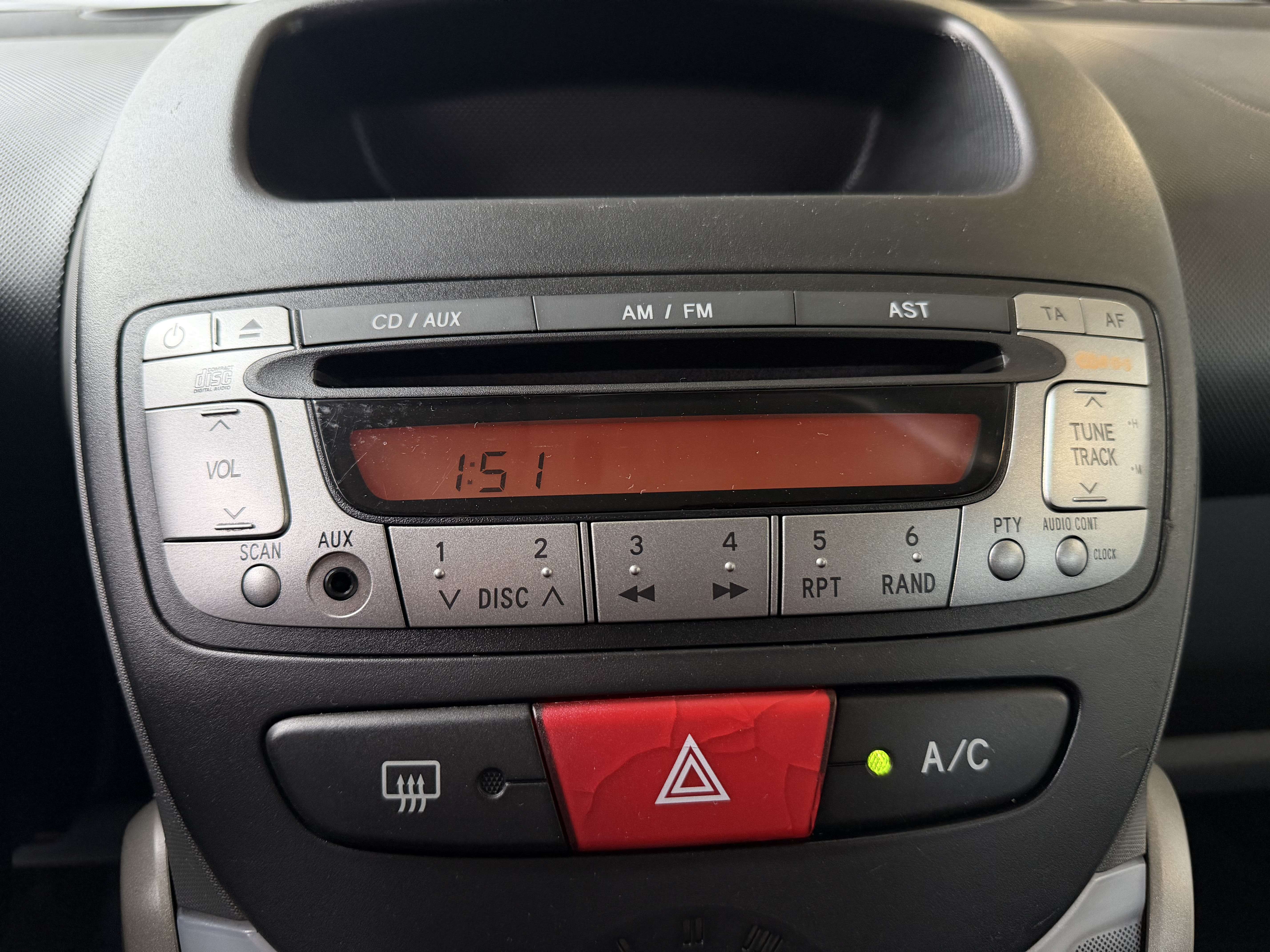 Peugeot 107 1.0i 50kw 68cv AUTOMATIQUE AIRCO-VE-VC-DA-GAR 1AN