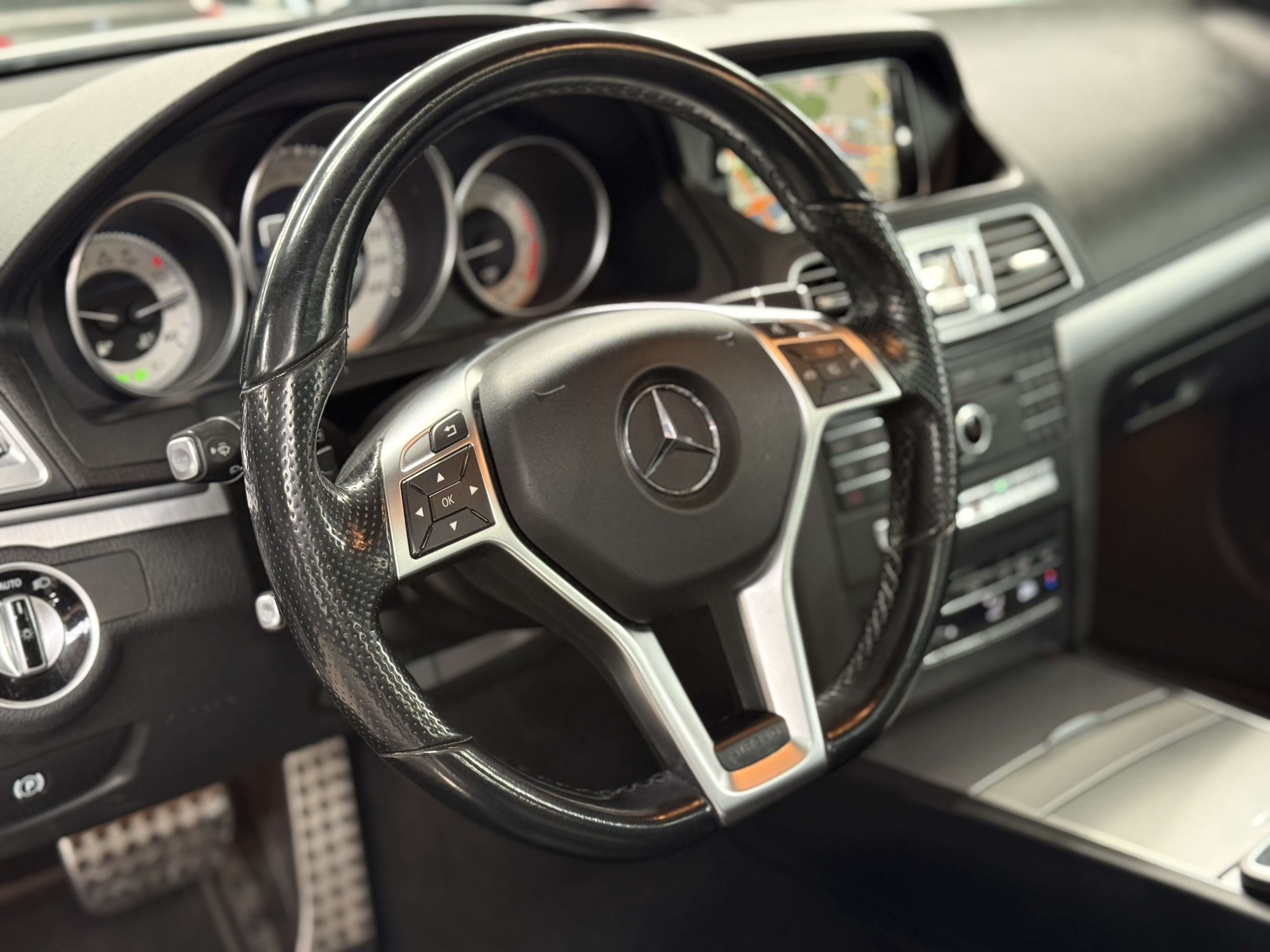 Mercedes-Benz E 220 d * PACK AMG * TOIT PANO * LED * RADAR * SIEGE CH