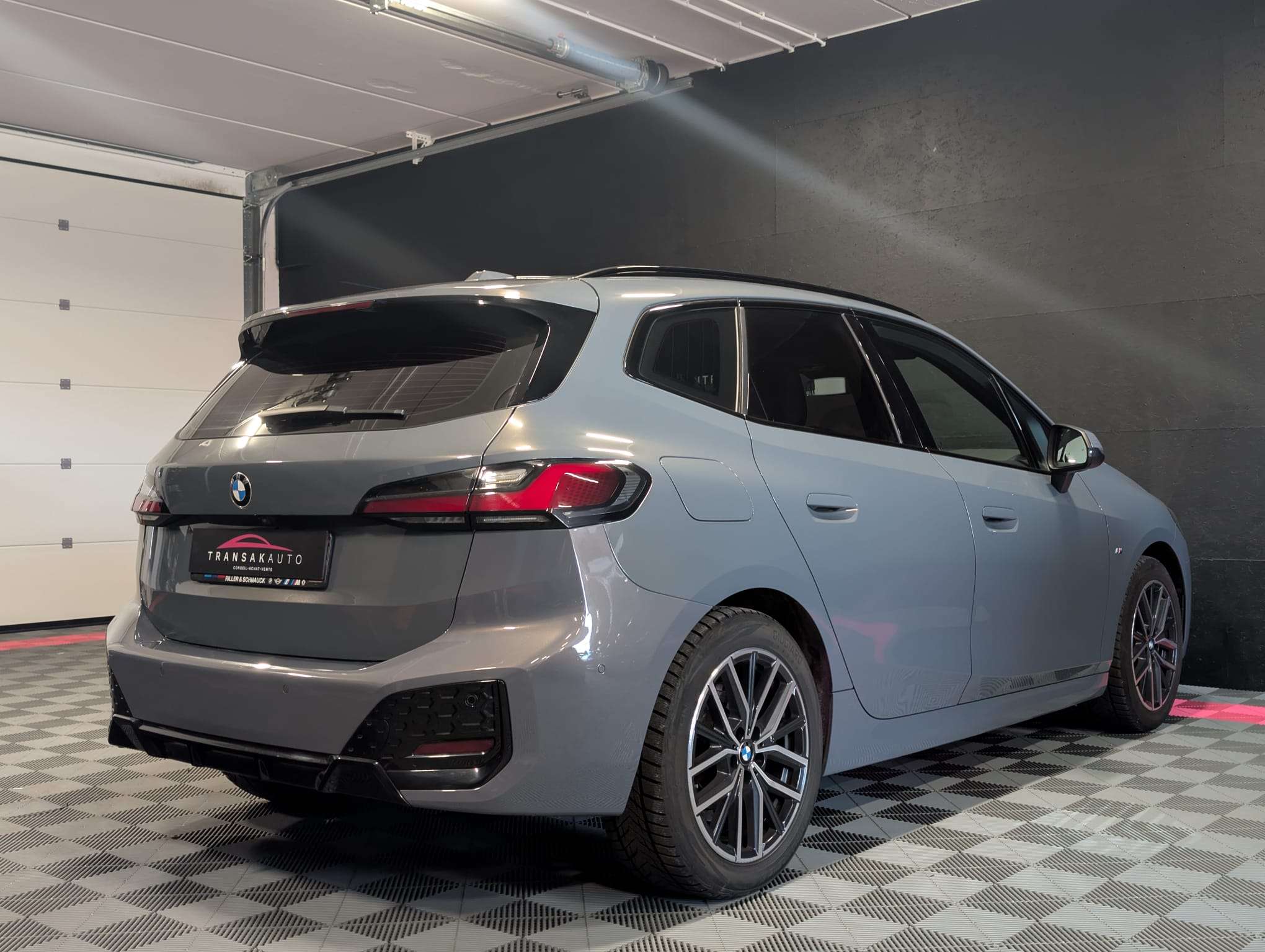 BMW 218 i Active Tourer Pack M — CarPlay — Sièges sport — Caméra — Attelage