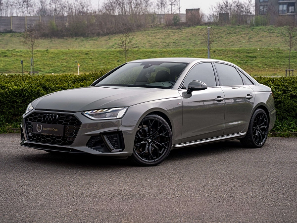 Audi A4 *S-Line*Matrix*Carplay*Virtual Cockpit*CornerLight