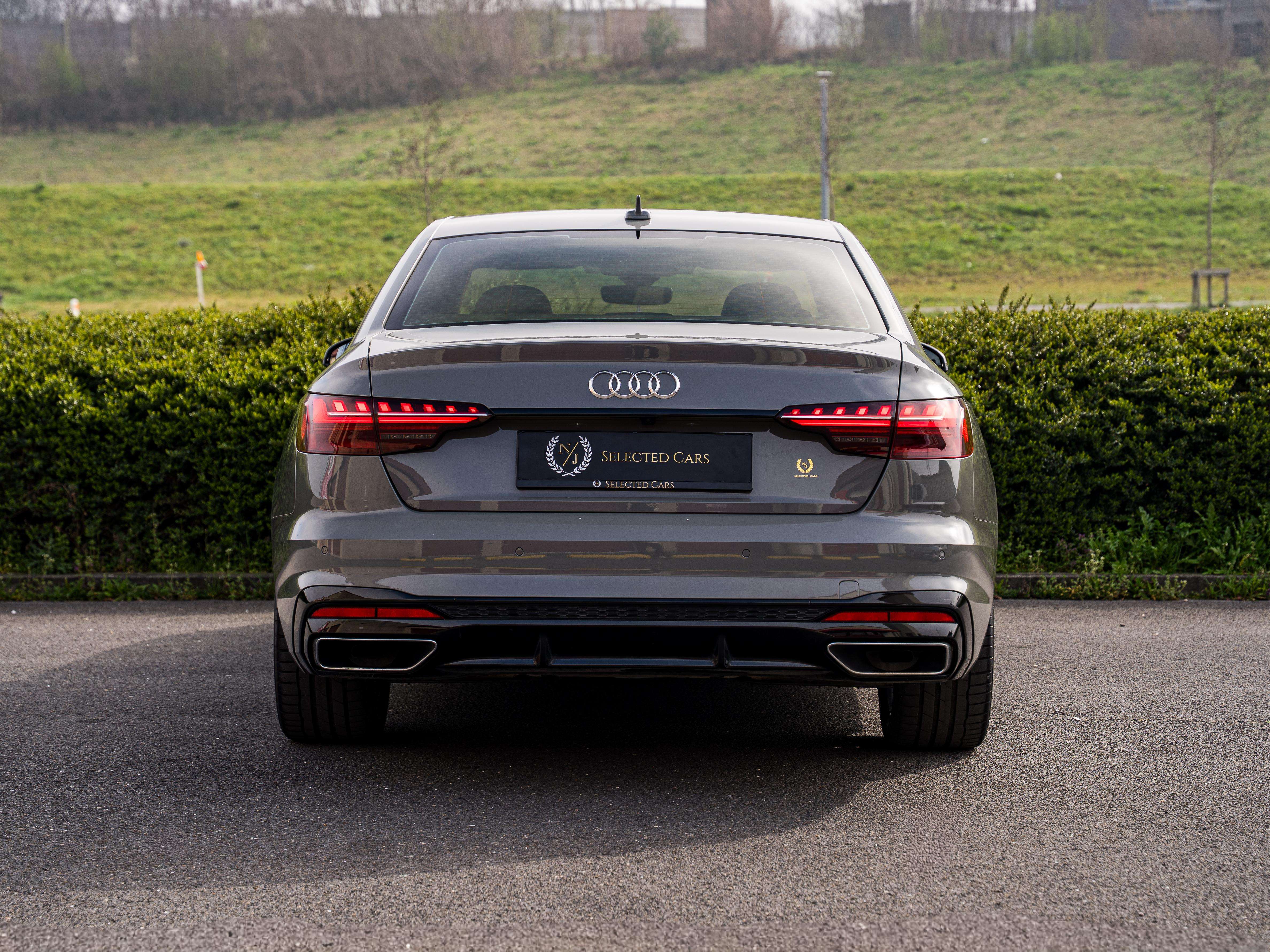 Audi A4 *S-Line*Matrix*Carplay*Virtual Cockpit*CornerLight