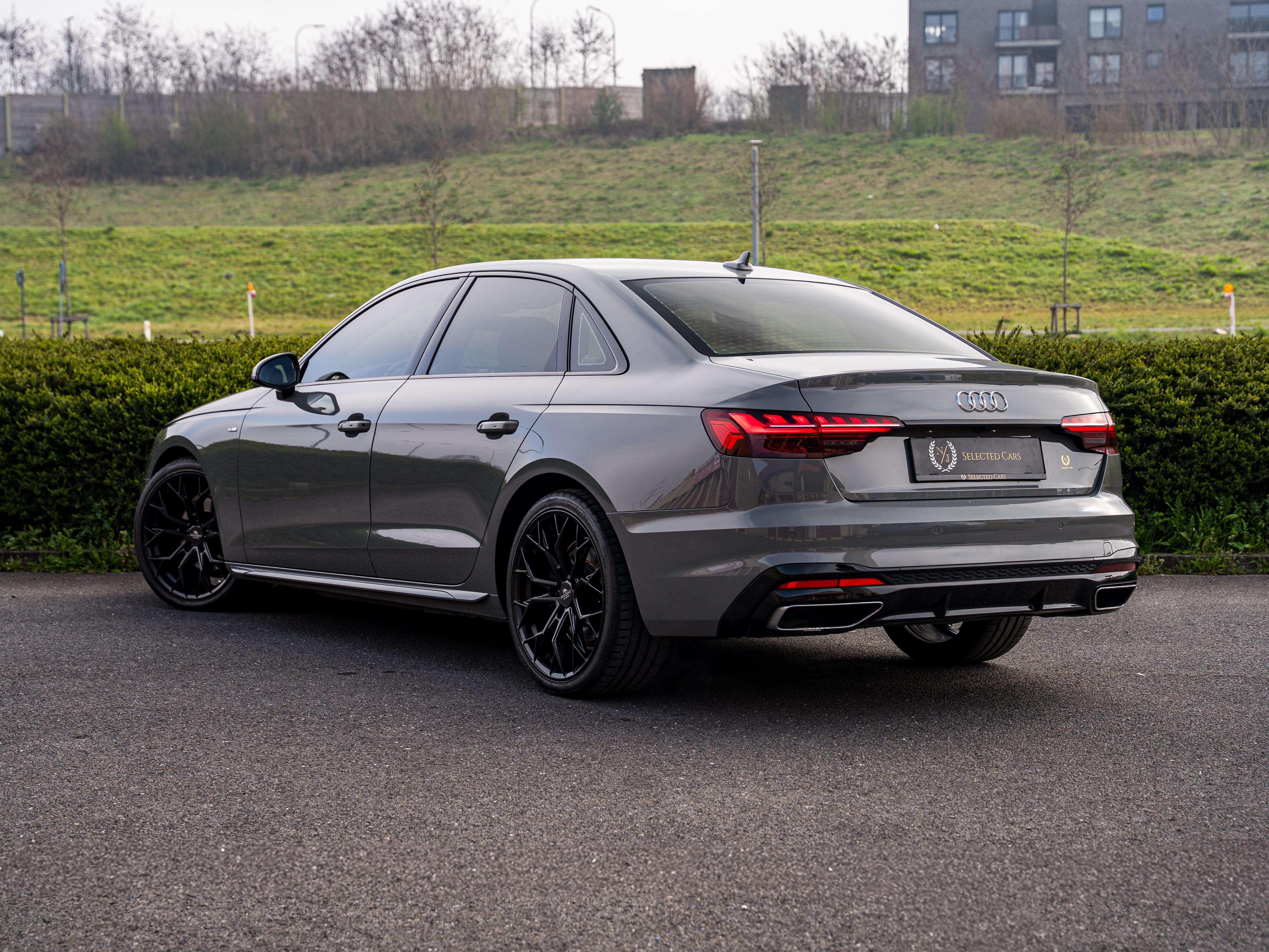 Audi A4 *S-Line*Matrix*Carplay*Virtual Cockpit*CornerLight