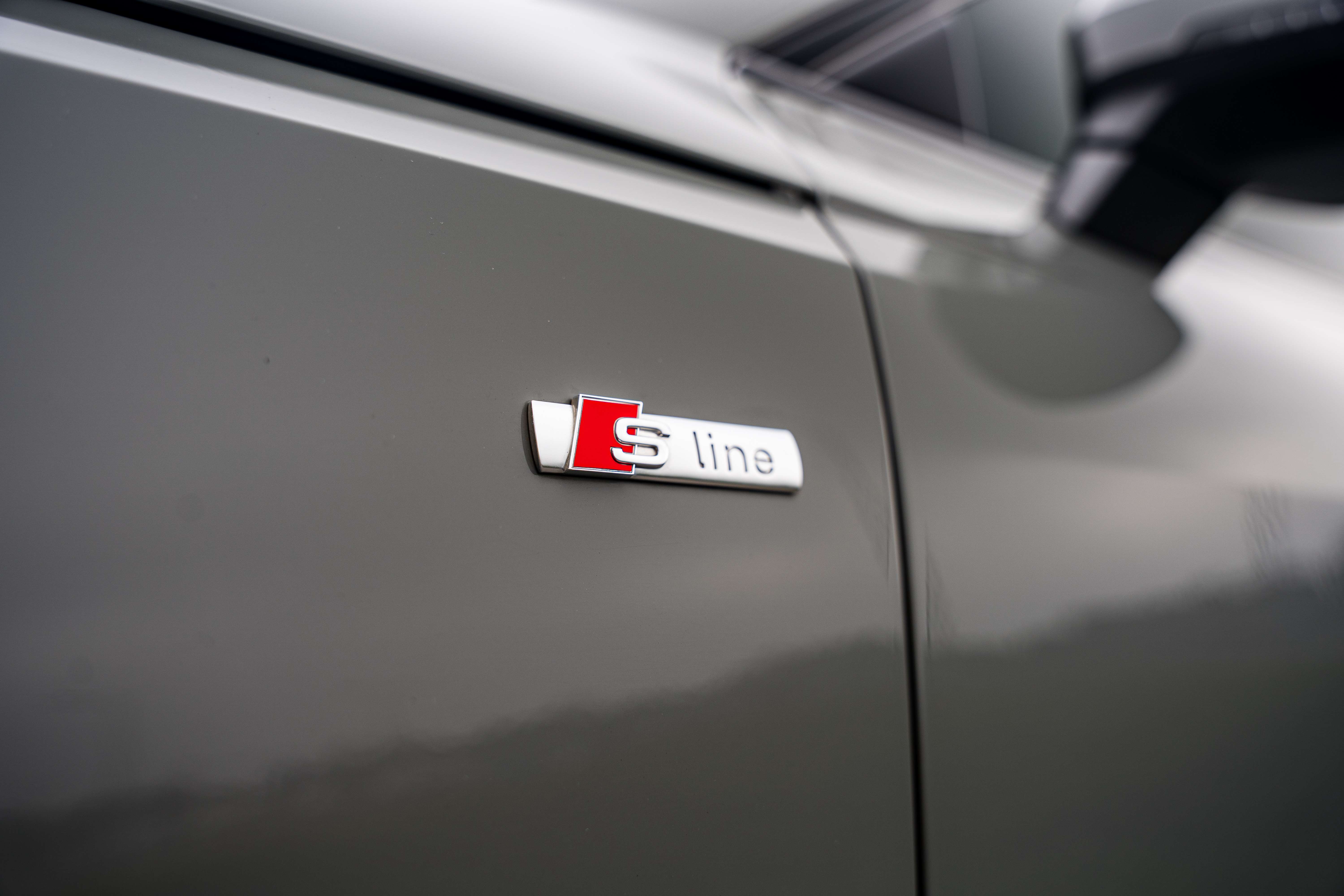 Audi A4 *S-Line*Matrix*Carplay*Virtual Cockpit*CornerLight