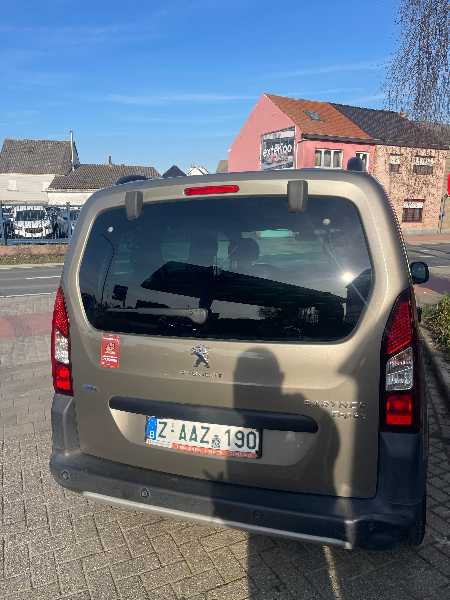 Peugeot Partner Tepee (2) D2 120 MOMENTUM GEARTRONIC 6