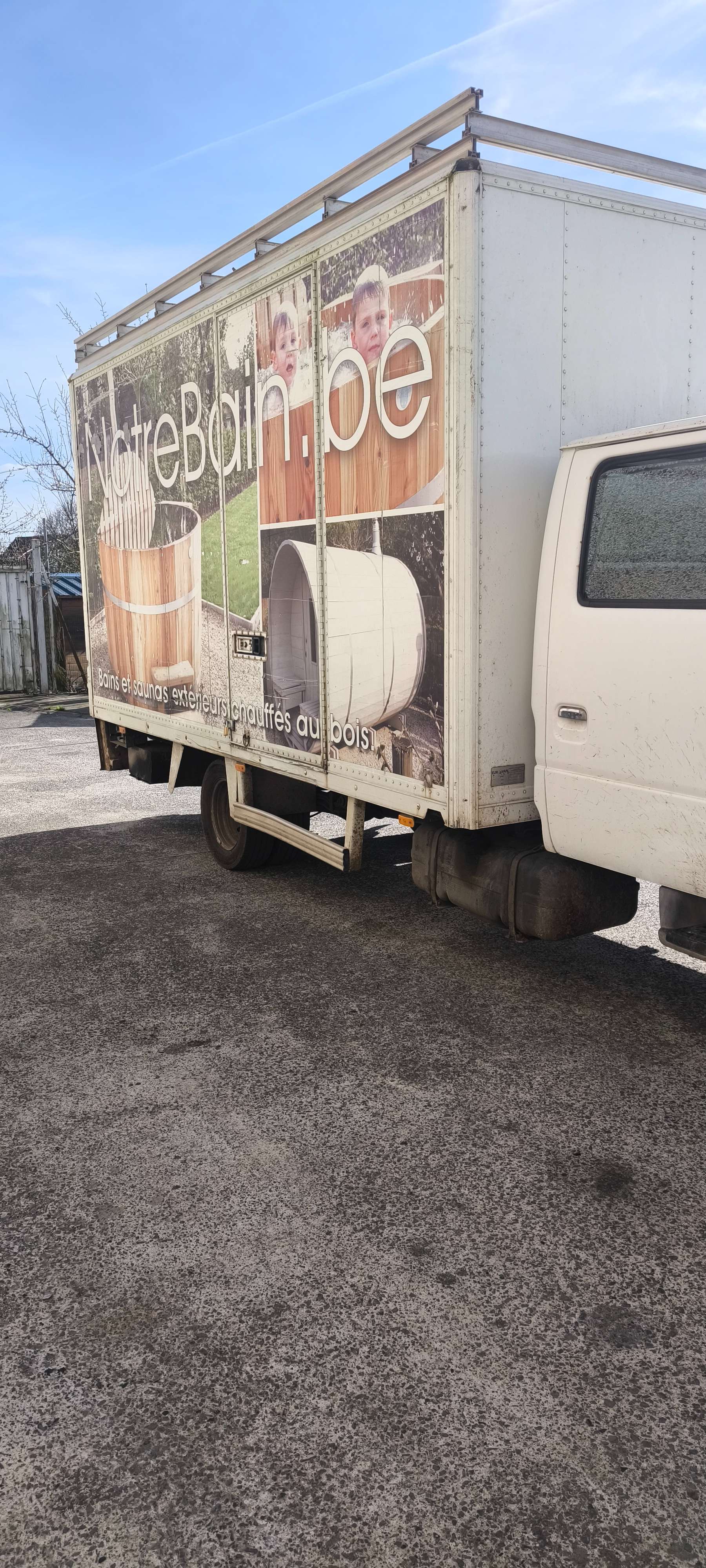 Nissan Cabstar Camion caisse avec hayon hydraulique
