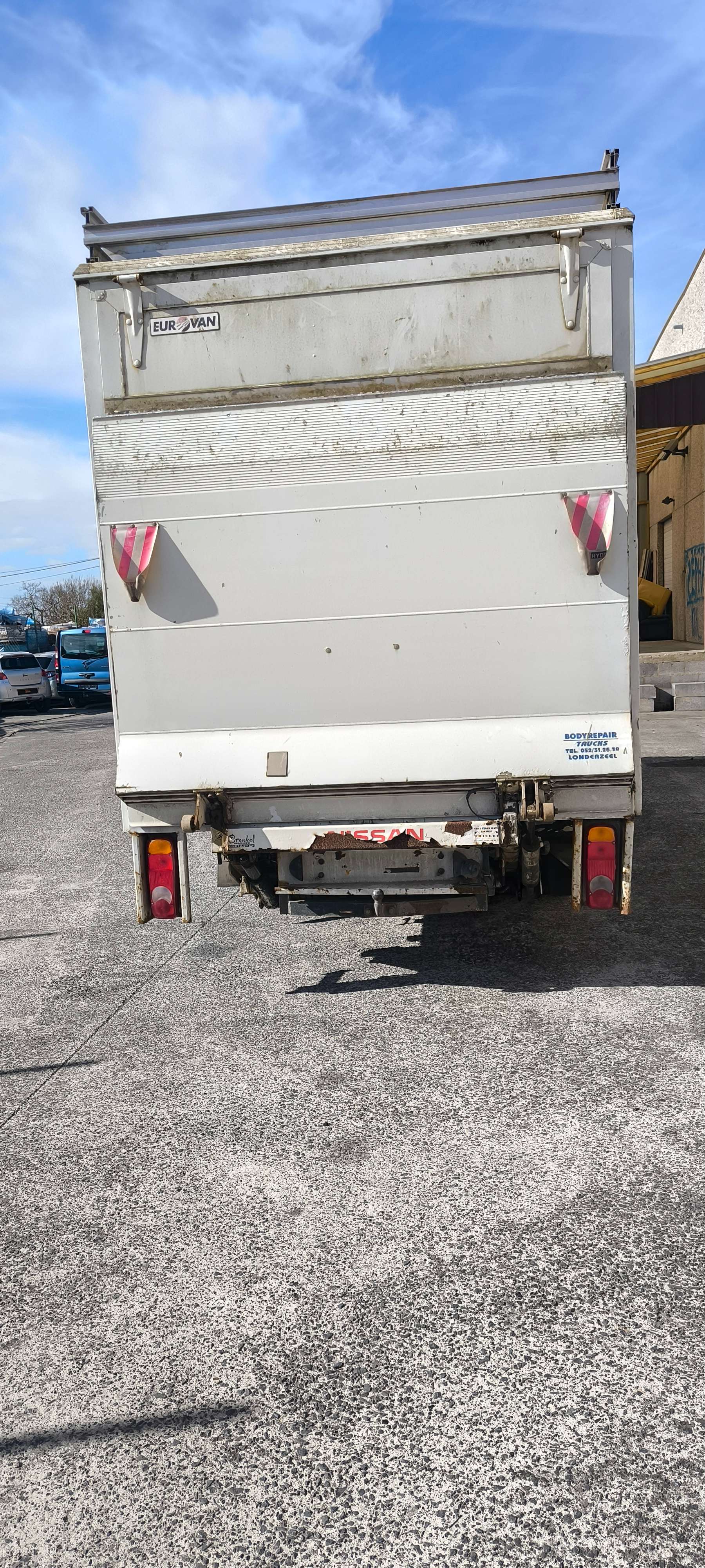 Nissan Cabstar Camion caisse avec hayon hydraulique