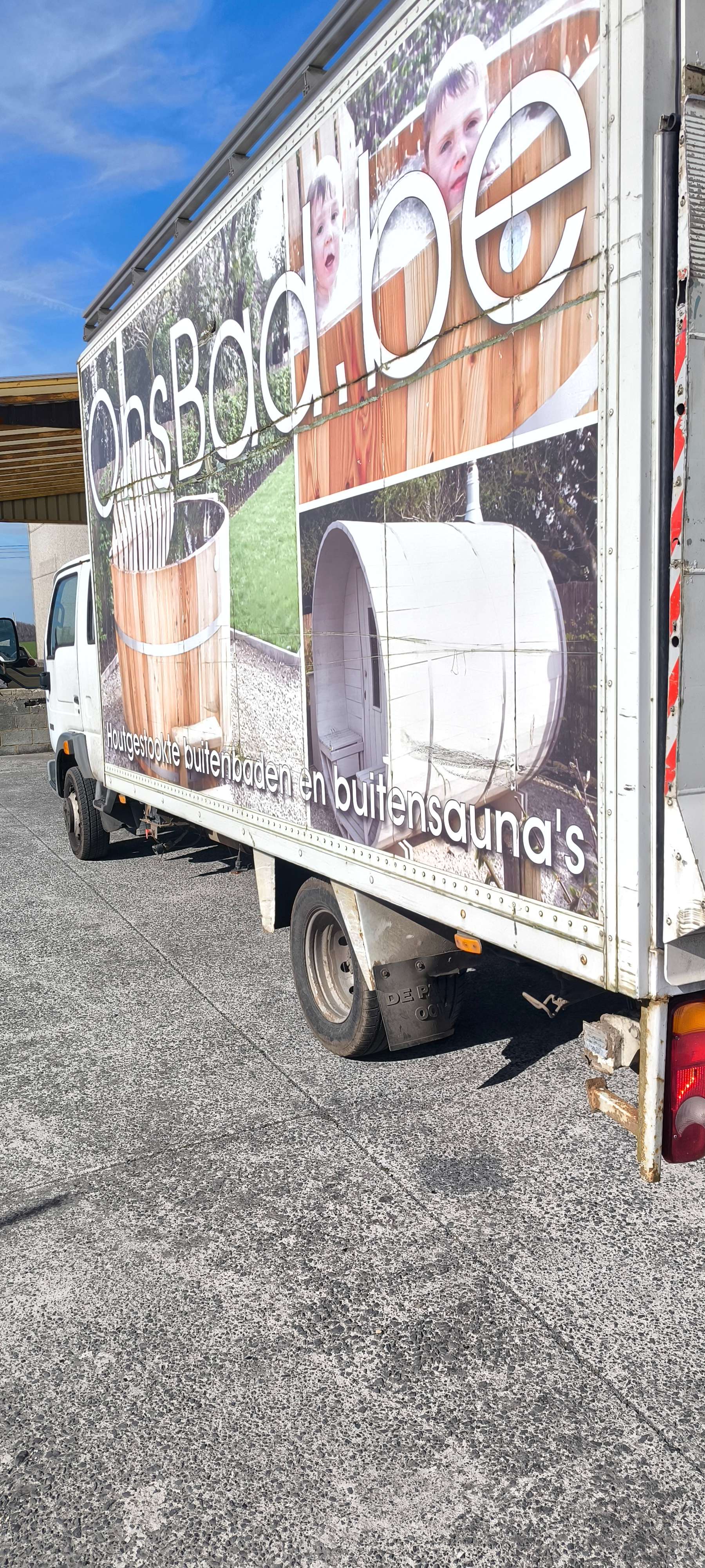 Nissan Cabstar Camion caisse avec hayon hydraulique