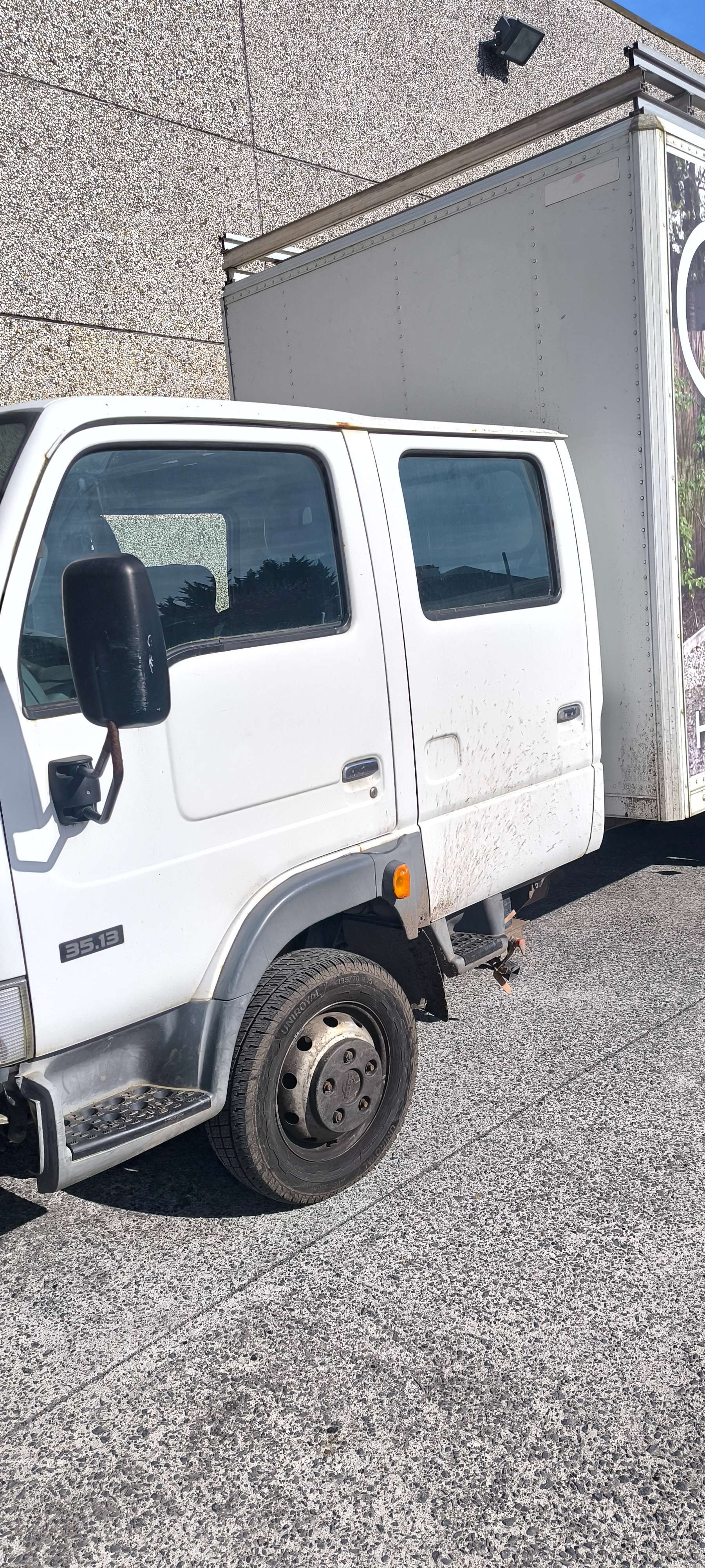 Nissan Cabstar Camion caisse avec hayon hydraulique
