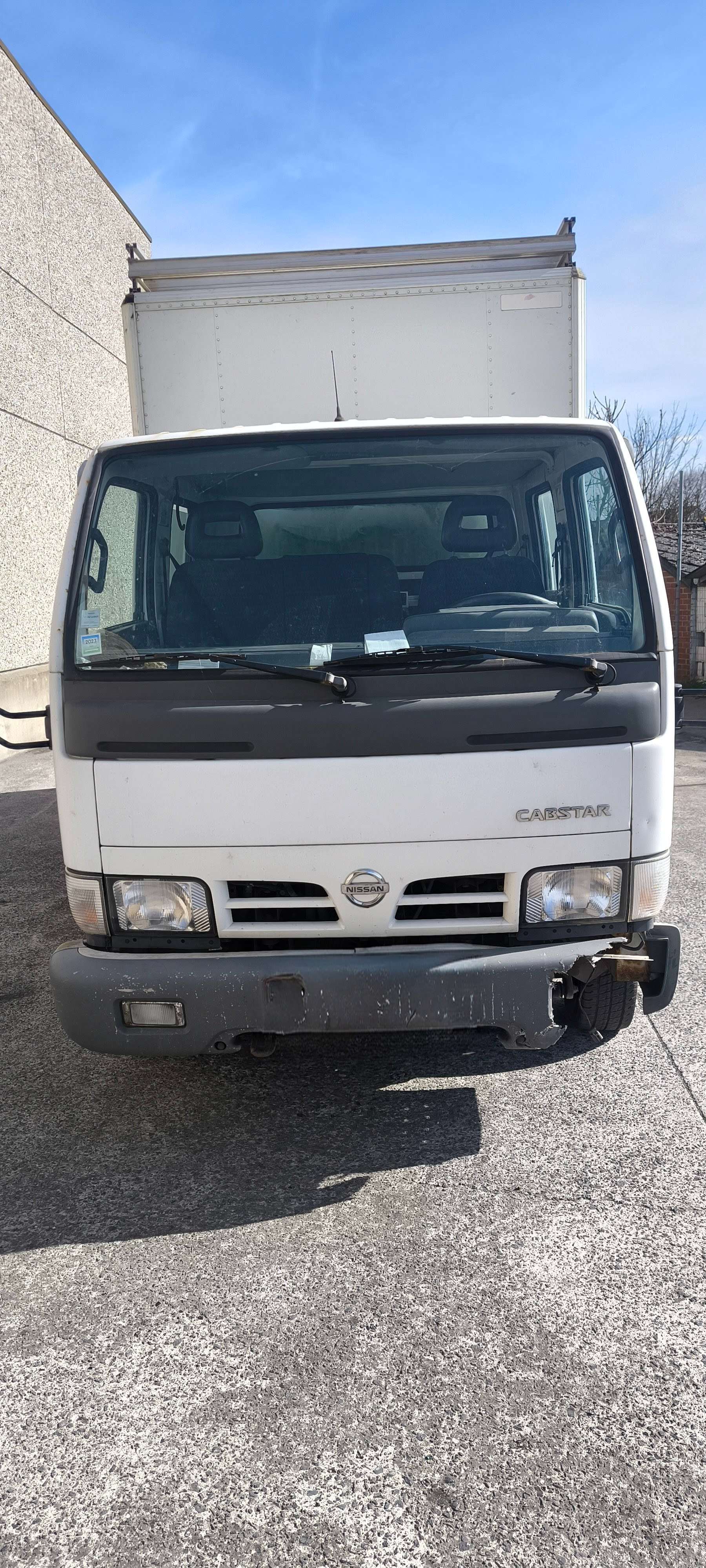 Nissan Cabstar Camion caisse avec hayon hydraulique