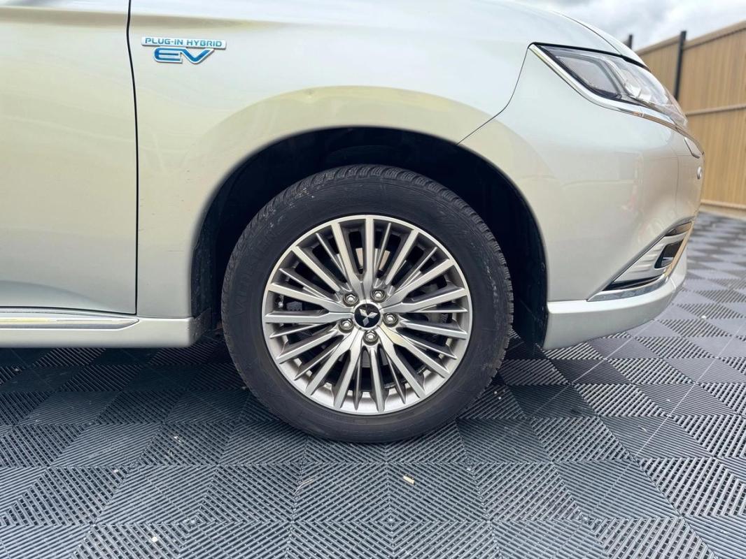 Mitsubishi Outlander PHEV 2.4l Twin Motor 225CH 4WD - ELIGIBLE TOUT CATÉGORIE UBER CUIR