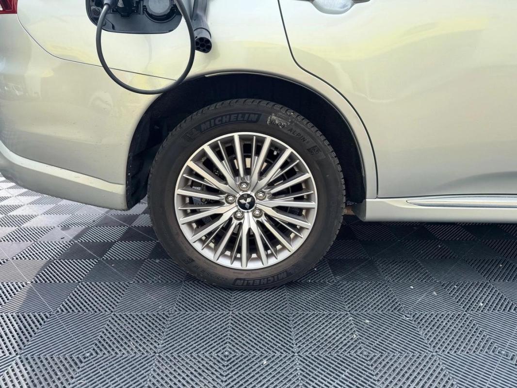 Mitsubishi Outlander PHEV 2.4l Twin Motor 225CH 4WD - ELIGIBLE TOUT CATÉGORIE UBER CUIR