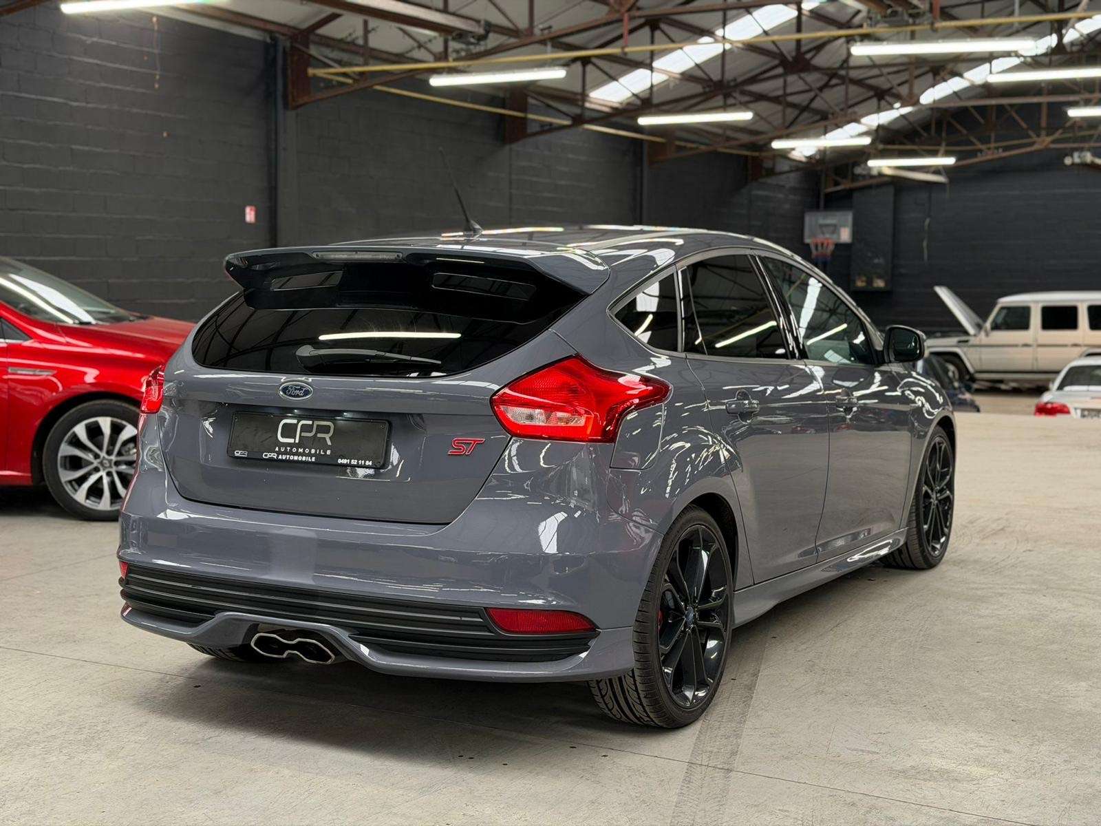 Ford Focus ST 2.0 i * UTILITAIRE * RECARO * SIEGE CH * GARANTIE