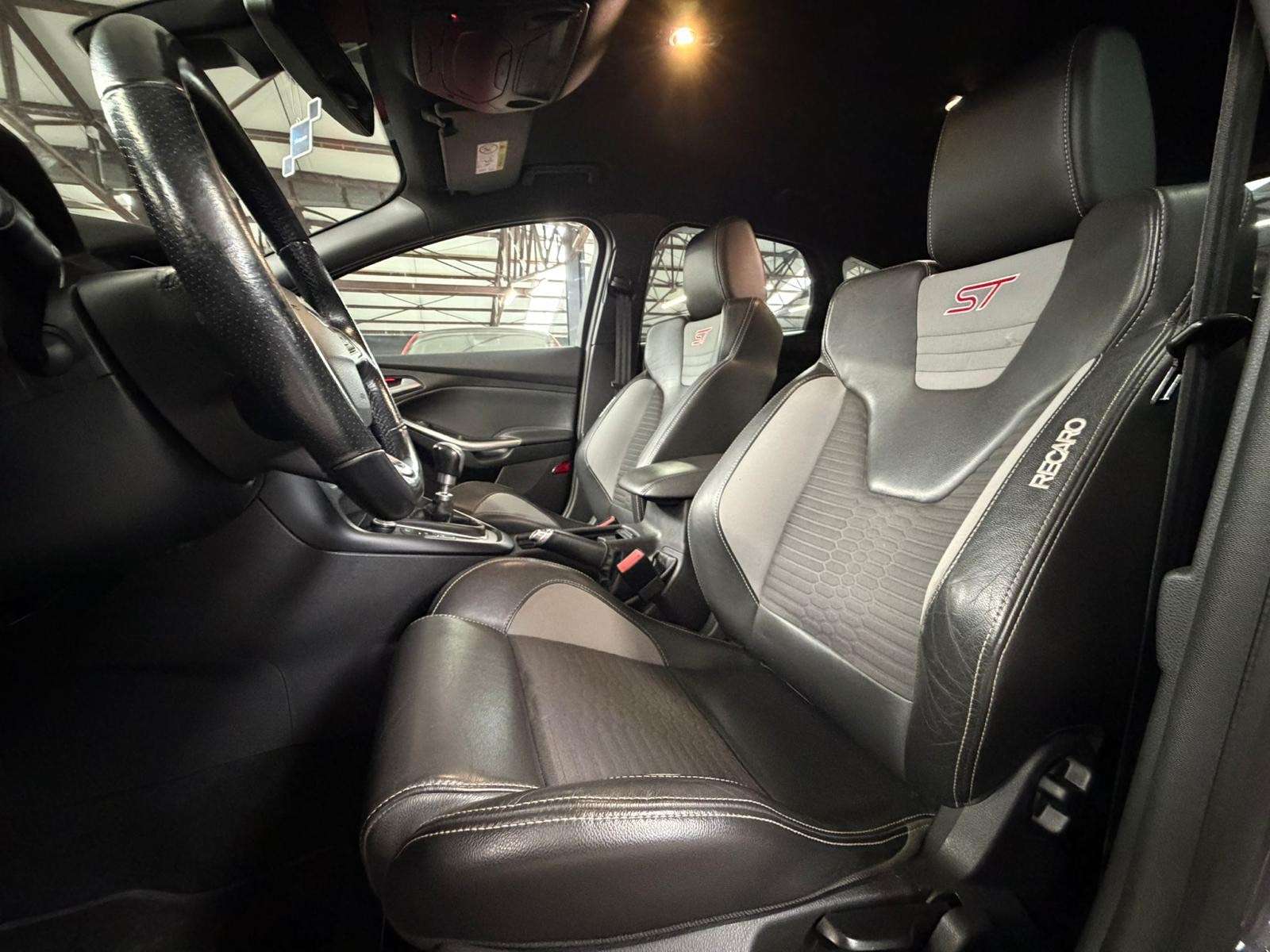 Ford Focus ST 2.0 i * UTILITAIRE * RECARO * SIEGE CH * GARANTIE