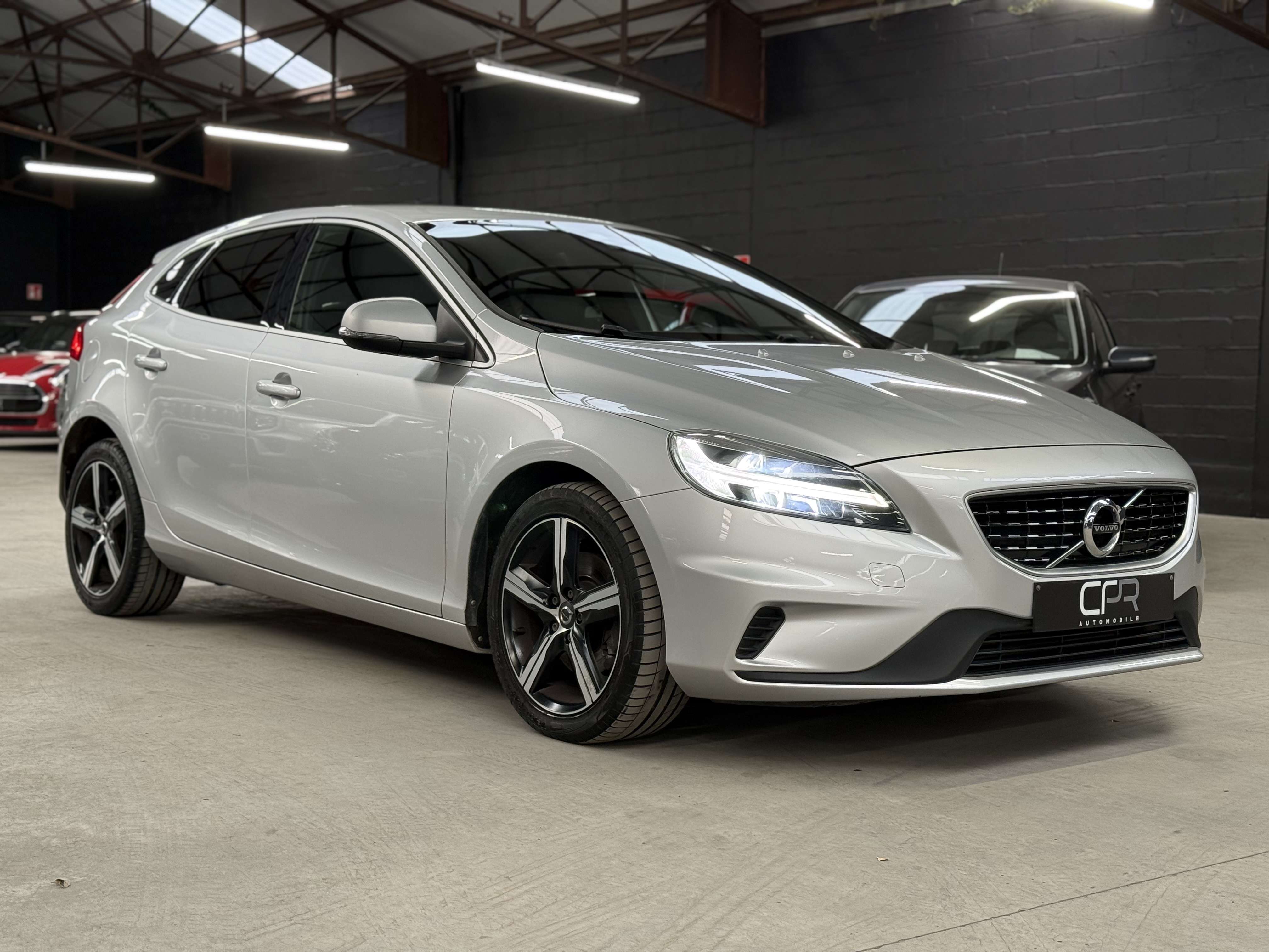 Volvo V40 2.0 T2 R-Design * 1ER PROP * LED * GPS * CAMERA