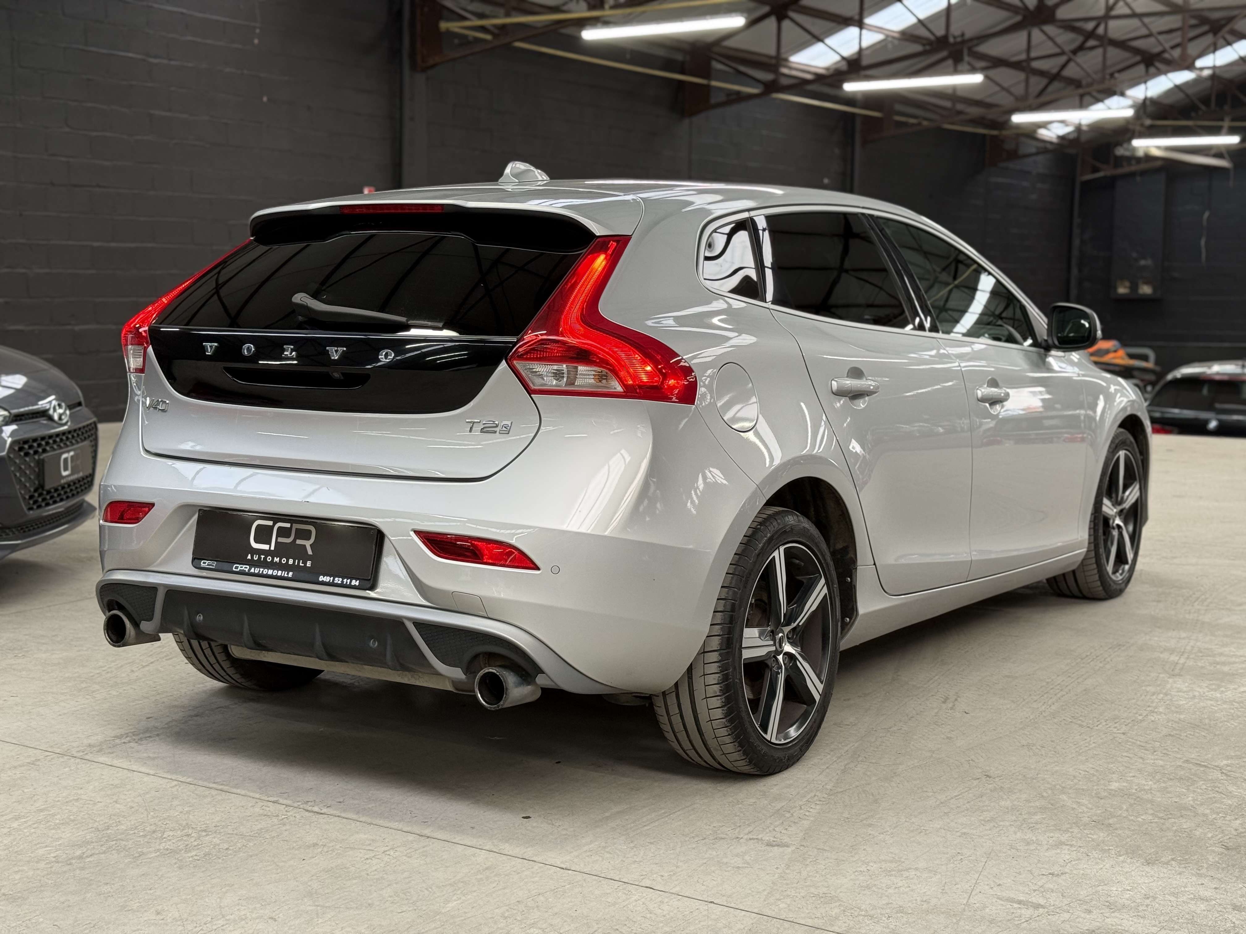 Volvo V40 2.0 T2 R-Design * 1ER PROP * LED * GPS * CAMERA