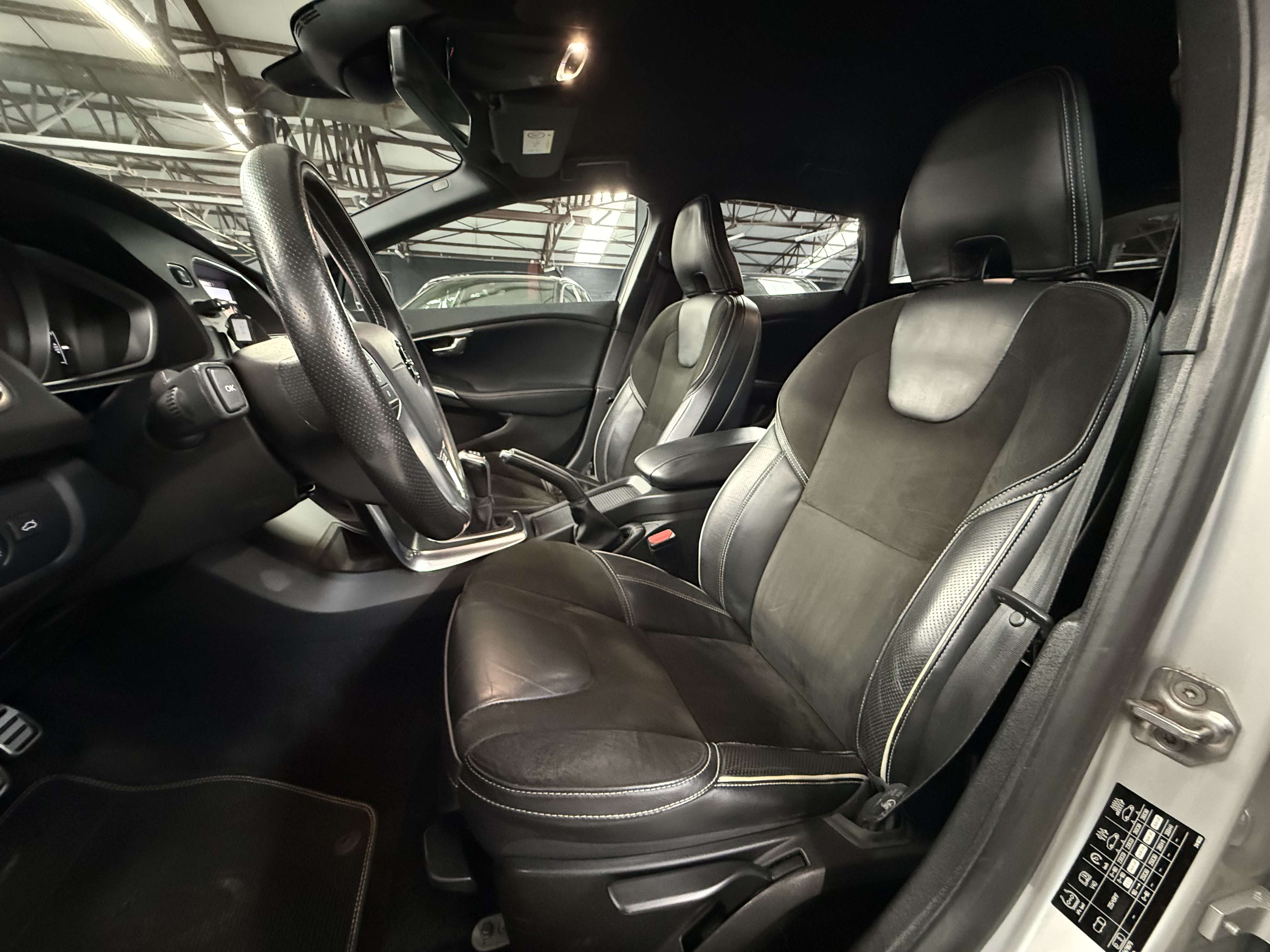 Volvo V40 2.0 T2 R-Design * 1ER PROP * LED * GPS * CAMERA