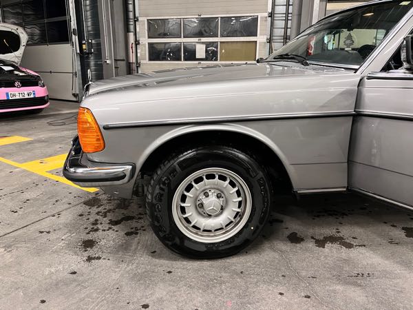 Mercedes-Benz Classe E Mercedes 230 CE W123
