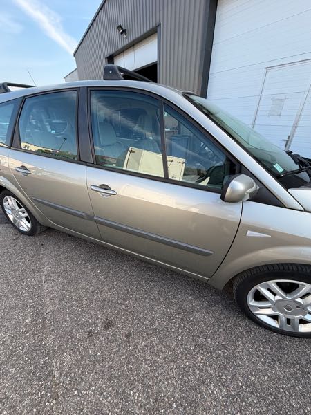 Renault Grand Scenic II (2) 1.9 DCI 130 FAP LATITUDE BVA 5PL