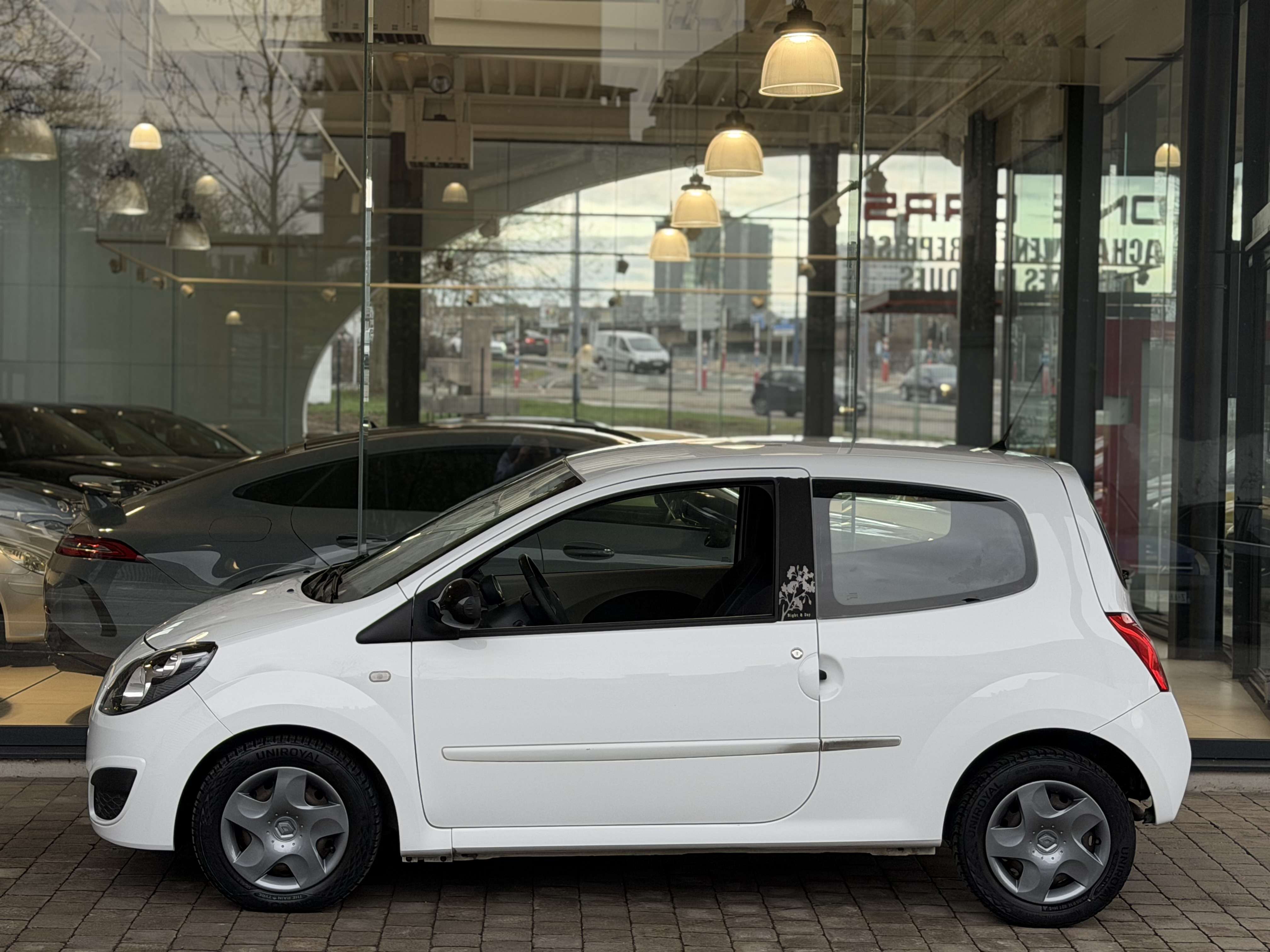 Renault Twingo 1.1i "56kw 76cv" AIRCO-DA-VC-VE-AUX-GAR 1AN