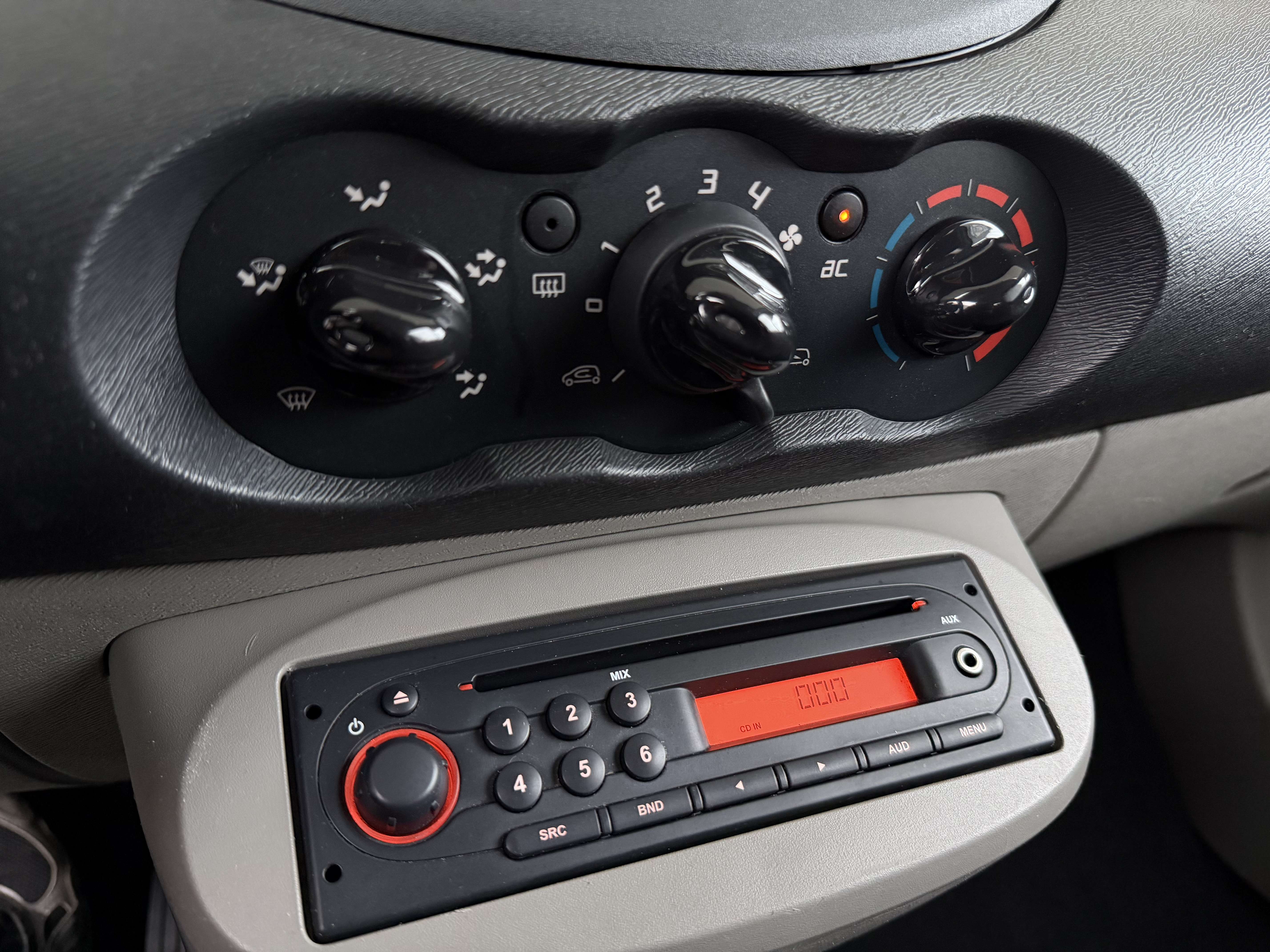 Renault Twingo 1.1i "56kw 76cv" AIRCO-DA-VC-VE-AUX-GAR 1AN