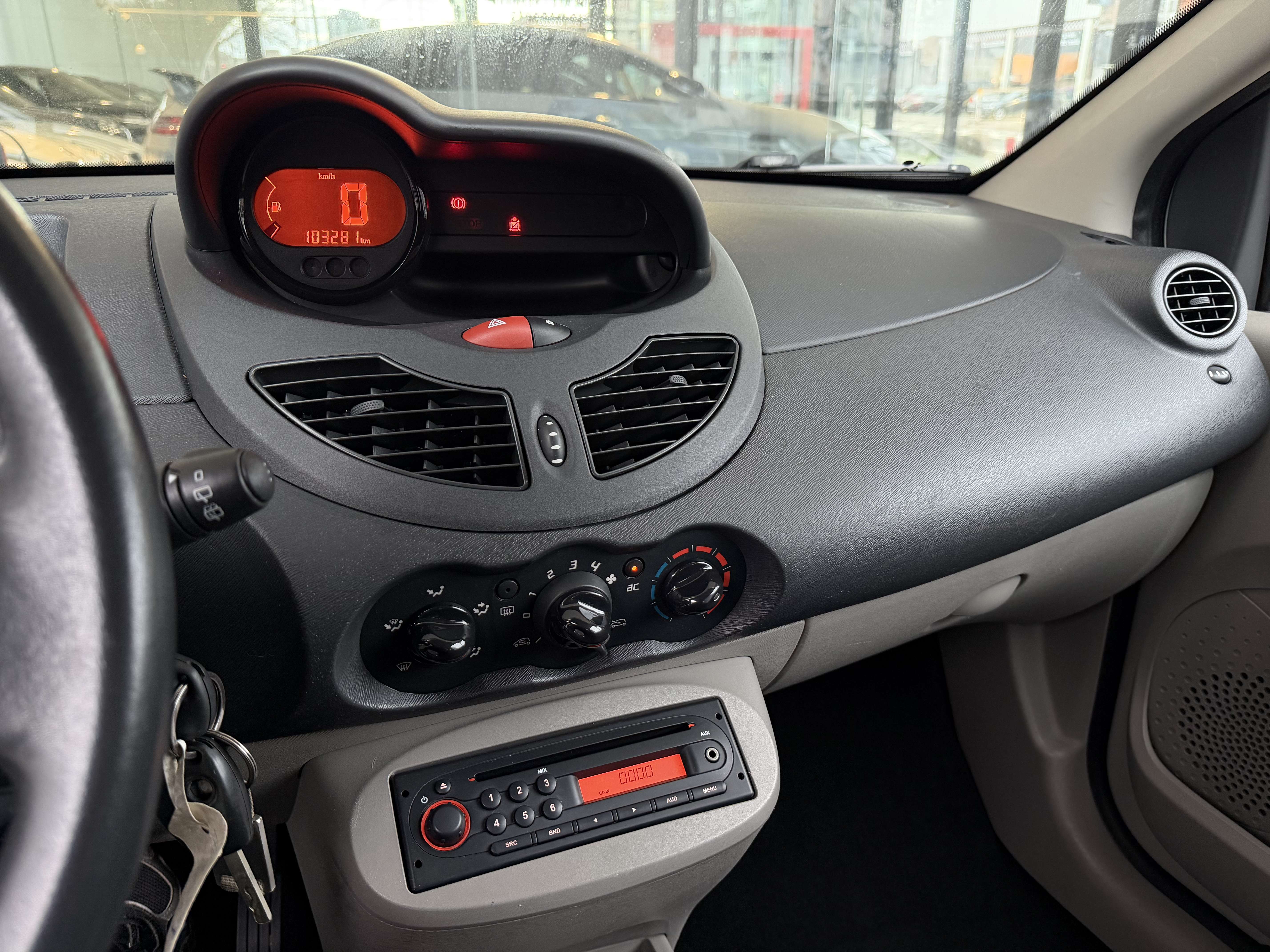 Renault Twingo 1.1i "56kw 76cv" AIRCO-DA-VC-VE-AUX-GAR 1AN