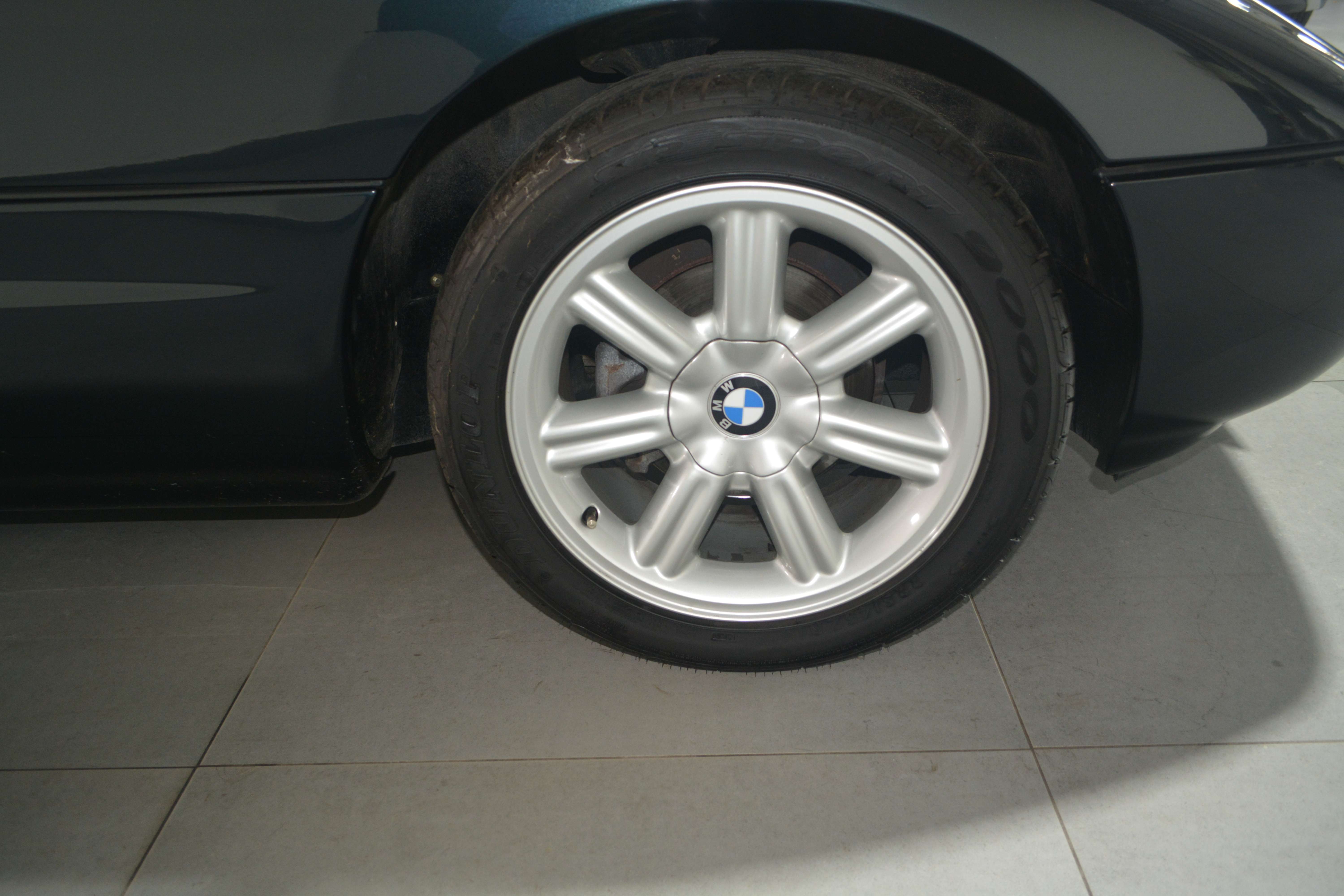 BMW Z1 2.5 L //2 STUKS ROOD 45000 eur // ZWART 39990 eur