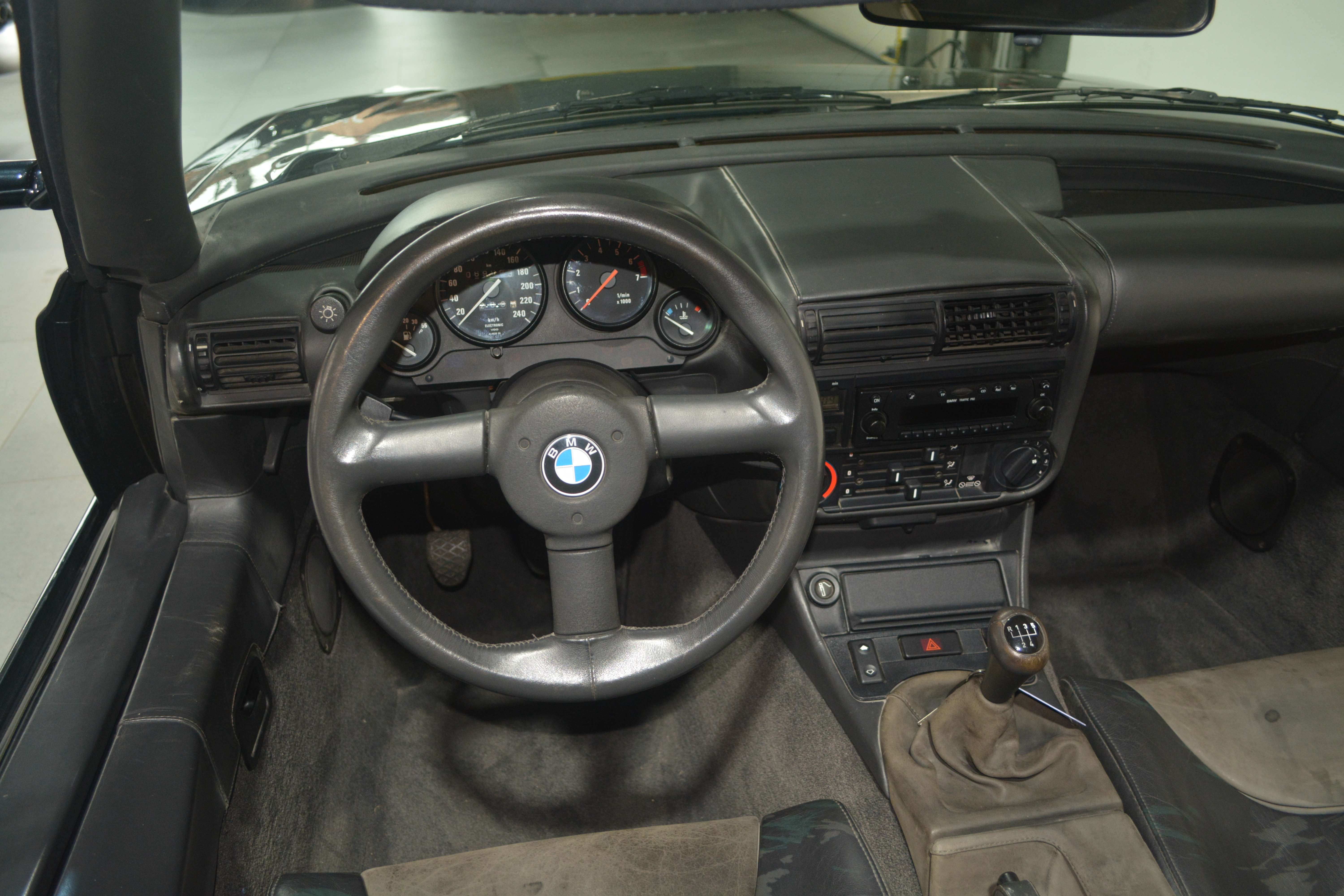 BMW Z1 2.5 L //2 STUKS ROOD 45000 eur // ZWART 39990 eur