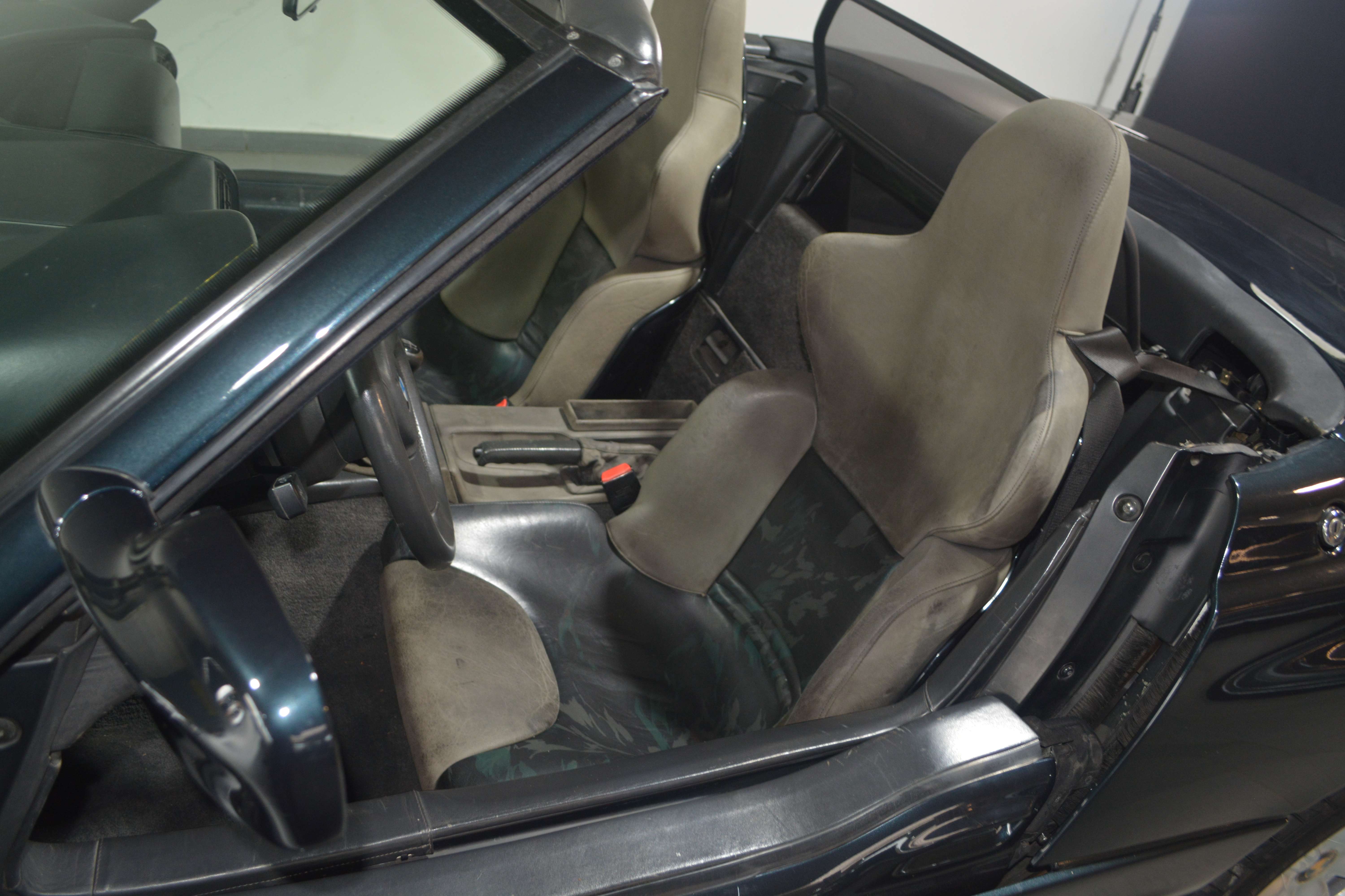 BMW Z1 2.5 L //2 STUKS ROOD 45000 eur // ZWART 39990 eur