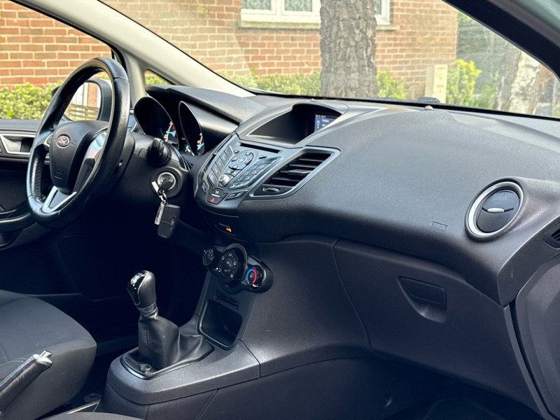 Ford FIESTA 1.0 ESS 80CH BUSINESS * 5 PORTES * 2017 * 1ERE MAIN