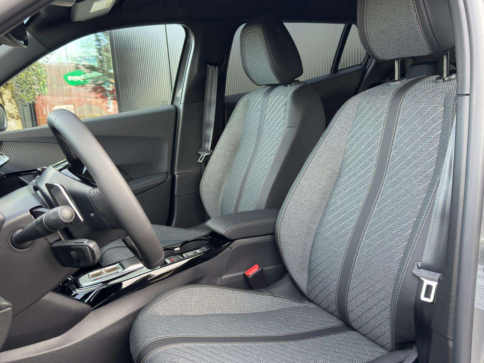 Peugeot 2008 12i Allure 145pk HYBRIDE AUTOMAAT !!! NIEUW !!!!
