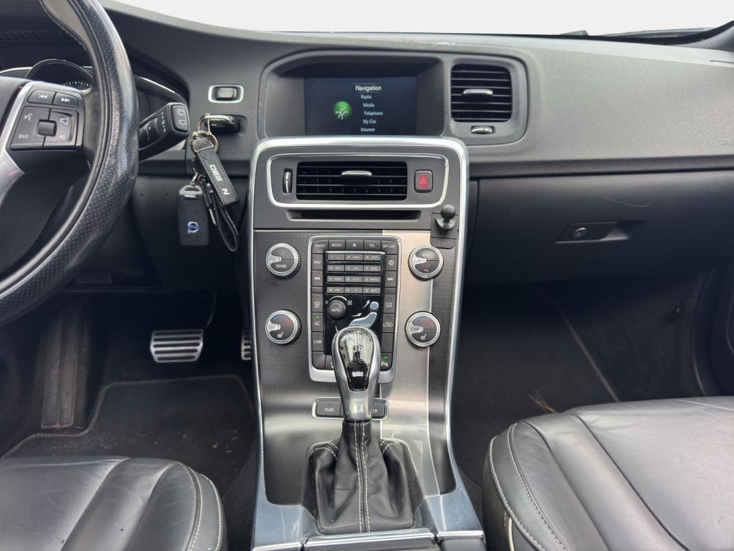 Volvo V60 D6 AWD 215 + 68 ch R-Design Geartronic A