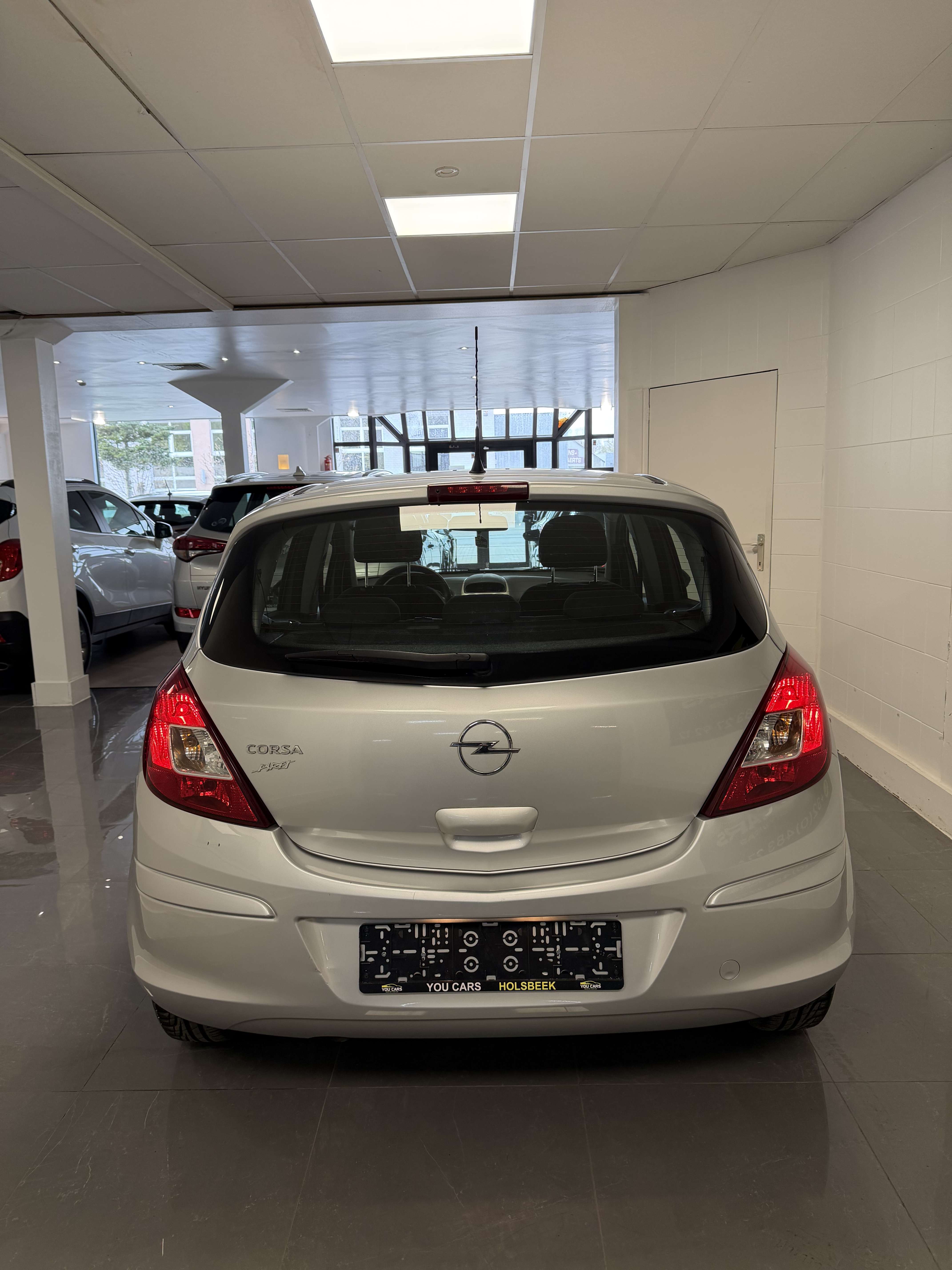 Opel Corsa 1.2i Cosmo 1 jaar Garantie