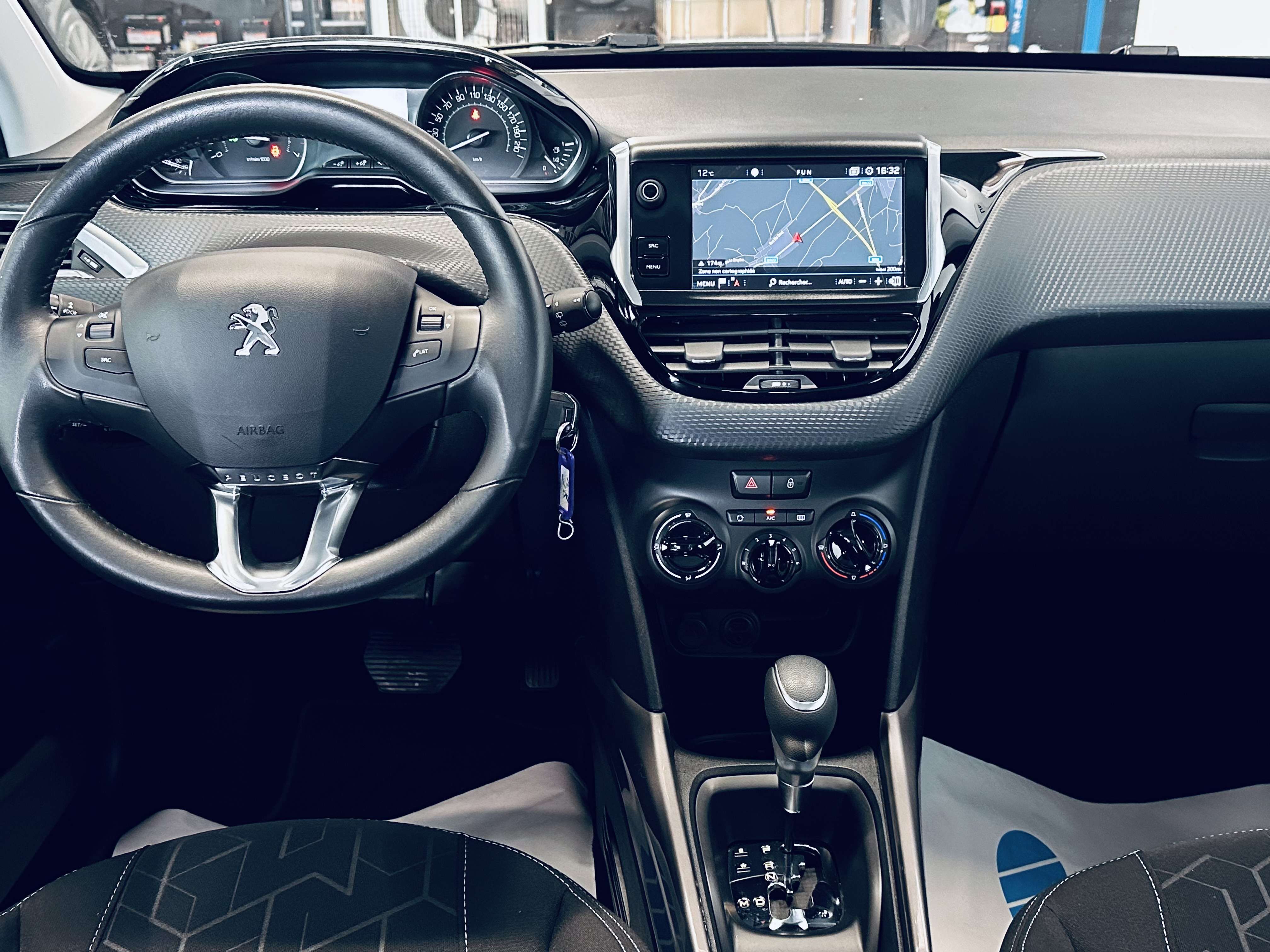Peugeot 2008 1.2 *28.582KM* BOITE AUTO NAVI CLIM CRUISE LIM PDC