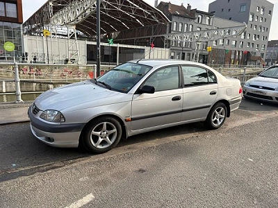 Toyota Avensis 2001 essence