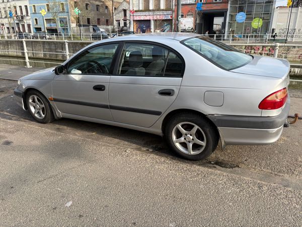 Toyota Avensis 2001 essence