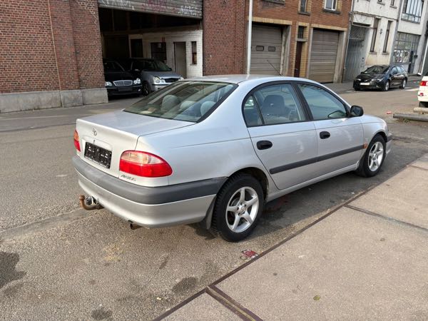 Toyota Avensis 2001 essence
