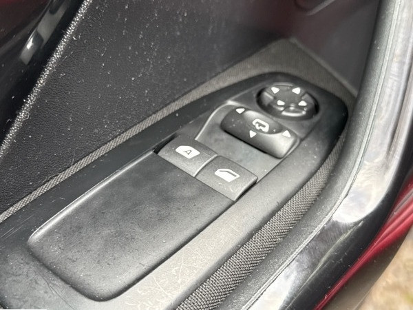Peugeot 208 1.6 HDI 75CH STYLE 5P * 2018 * 1ERE MAIN * GPS * GARANTIE