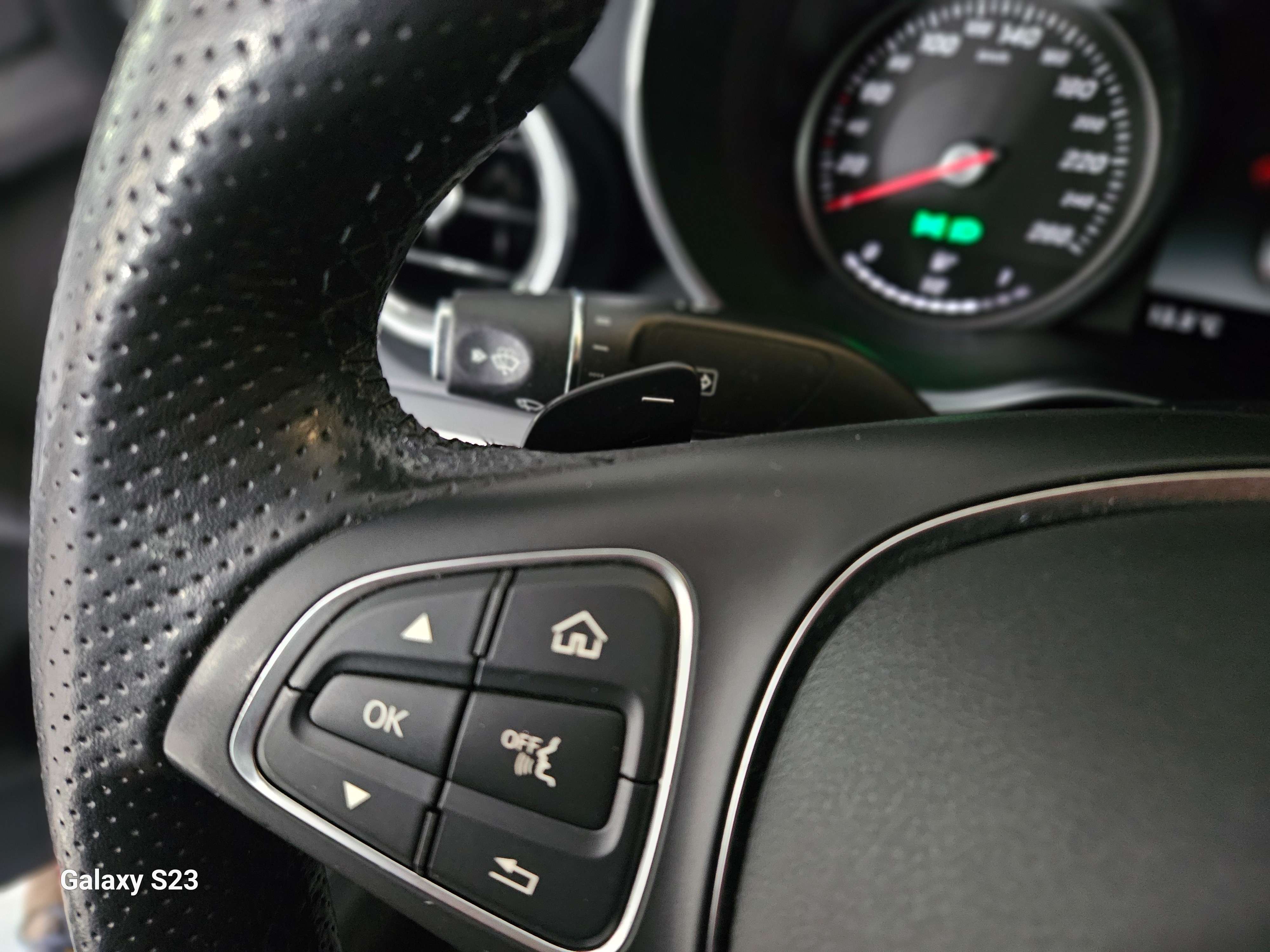 Mercedes-Benz C 180 116 cv | AUTOMATIQUE | CUIR | PHARES LED | CARNET
