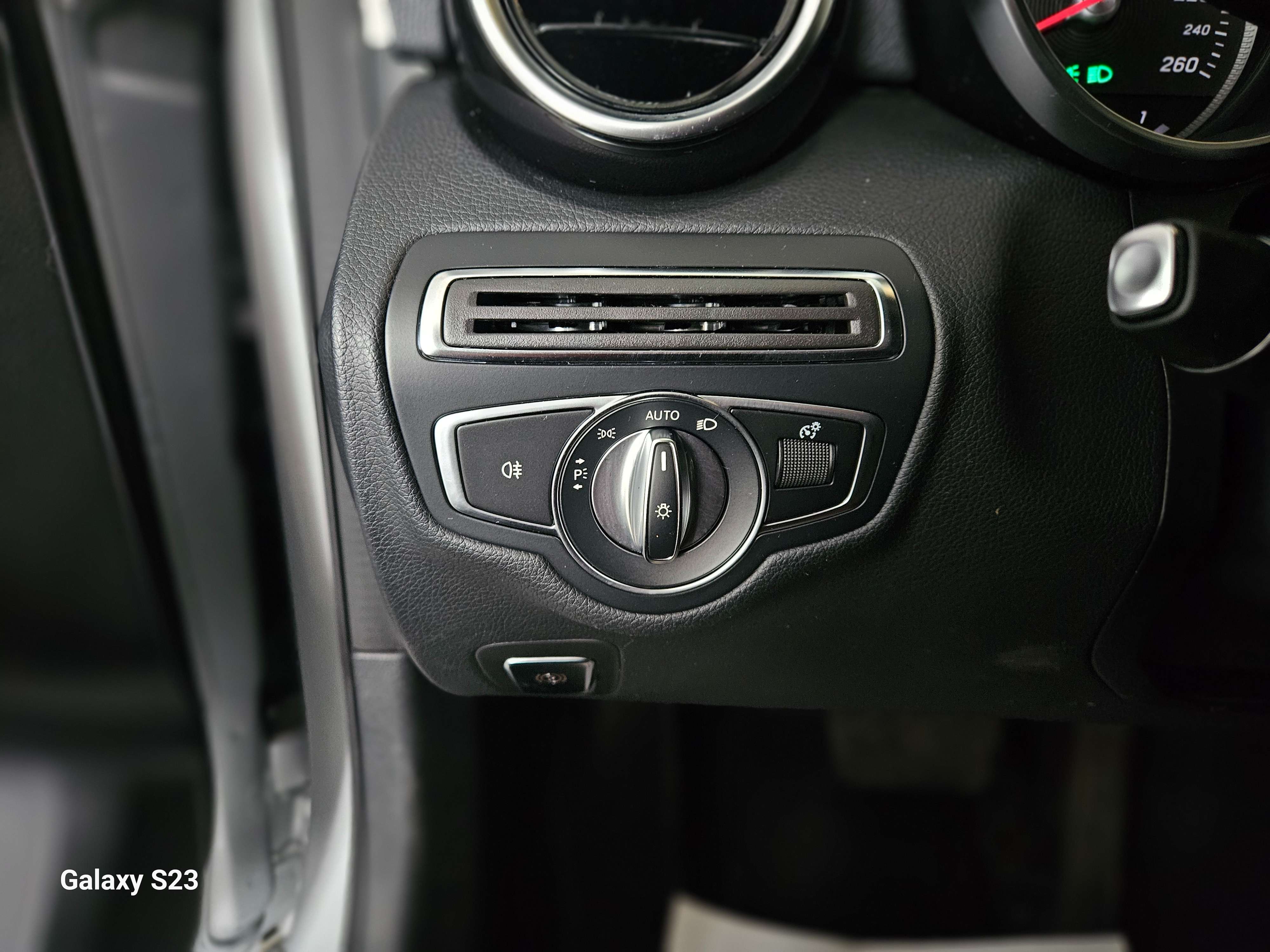 Mercedes-Benz C 180 116 cv | AUTOMATIQUE | CUIR | PHARES LED | CARNET