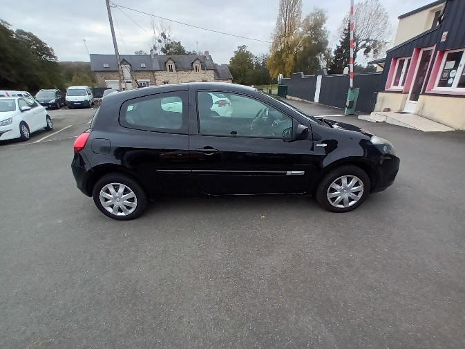 Renault CLIO III 1.2 16V 75CH TOM TOM LIVE 3P