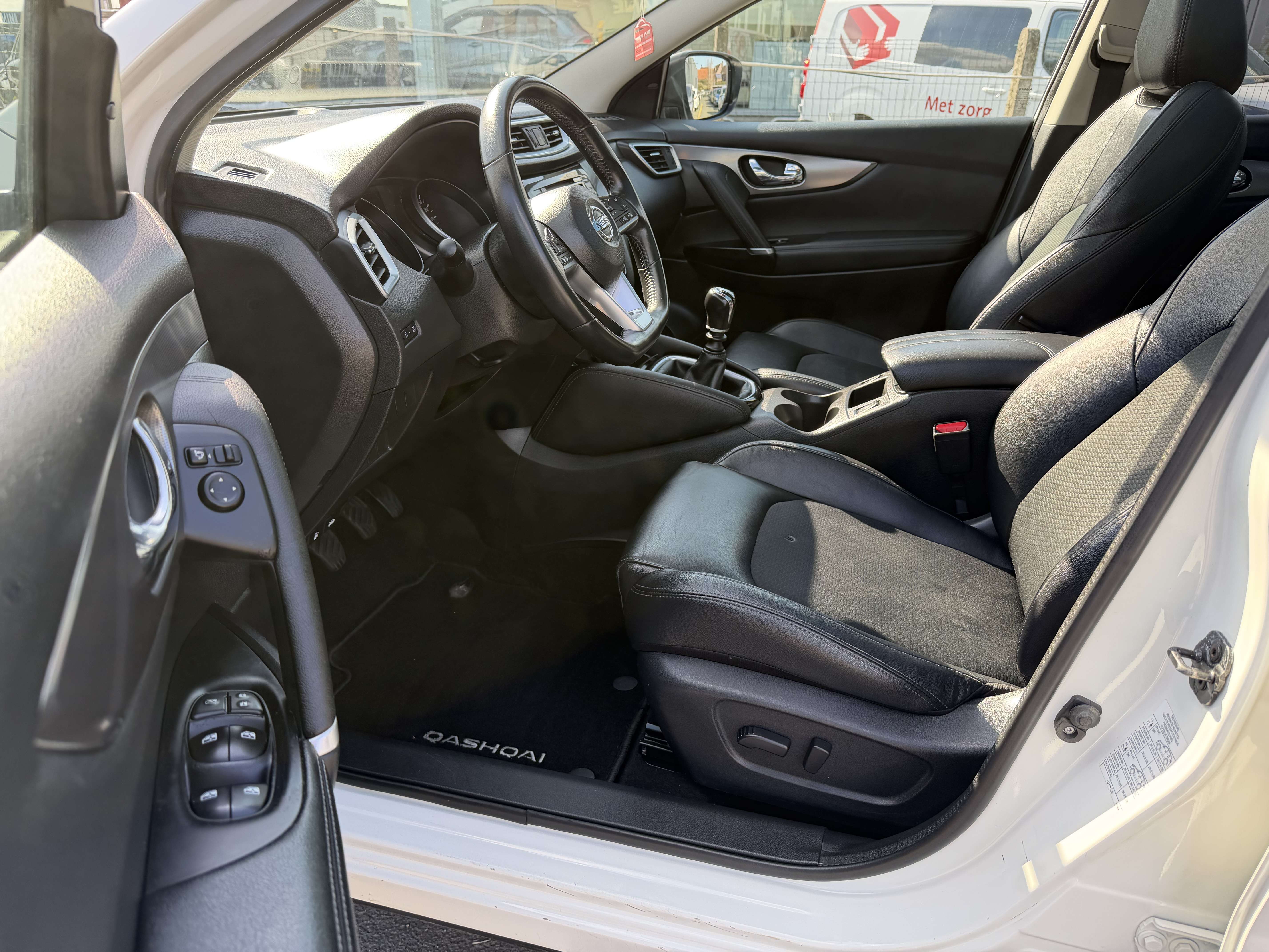 Nissan Qashqai Qashqai 1.2 DIG-T*NAVI*CAMERA360*PANO*CUIR*