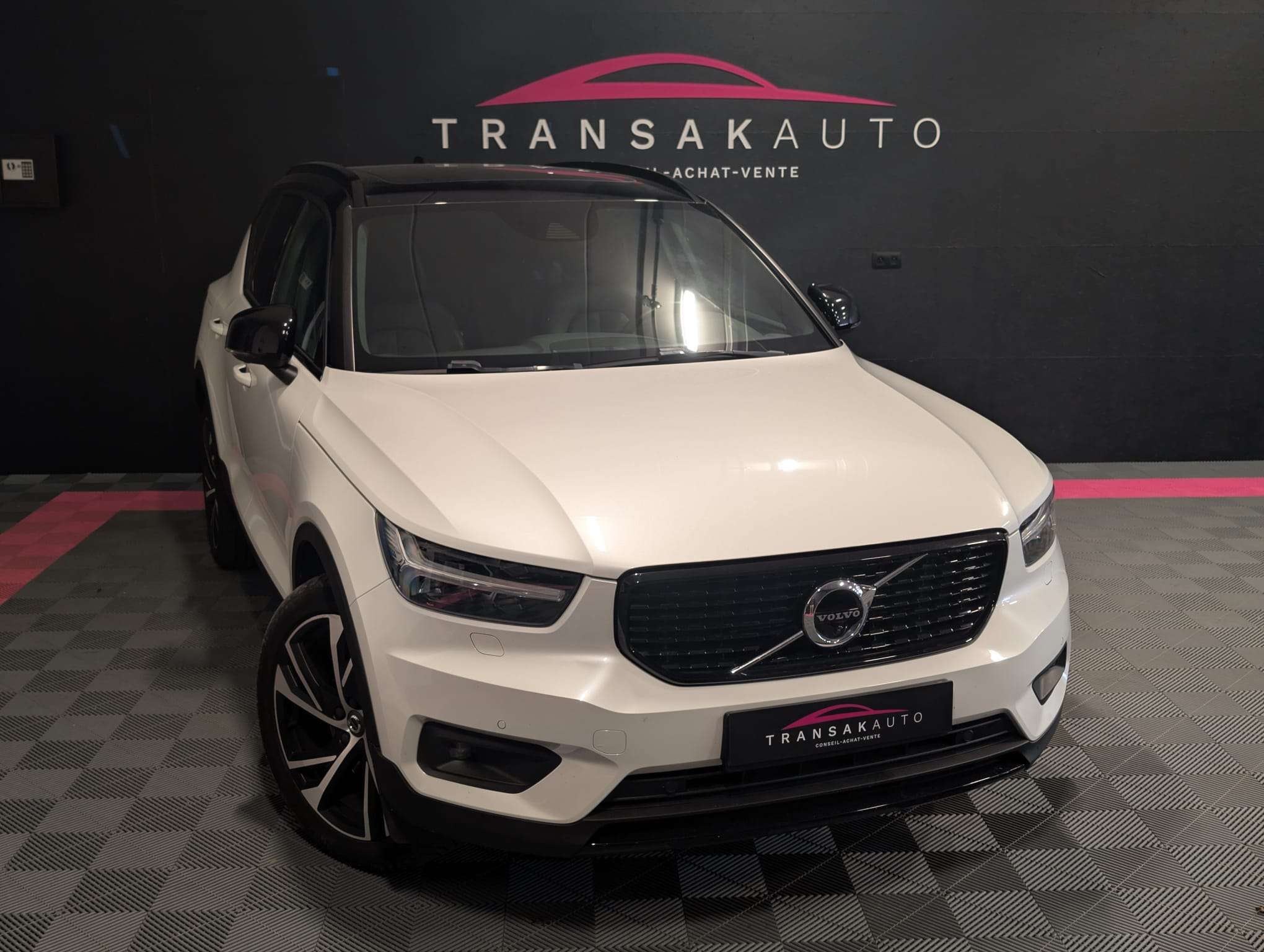 Volvo XC40 1.5 T5 PHEV R-Design — Toit panoramique — Caméra 360 — CarPlay